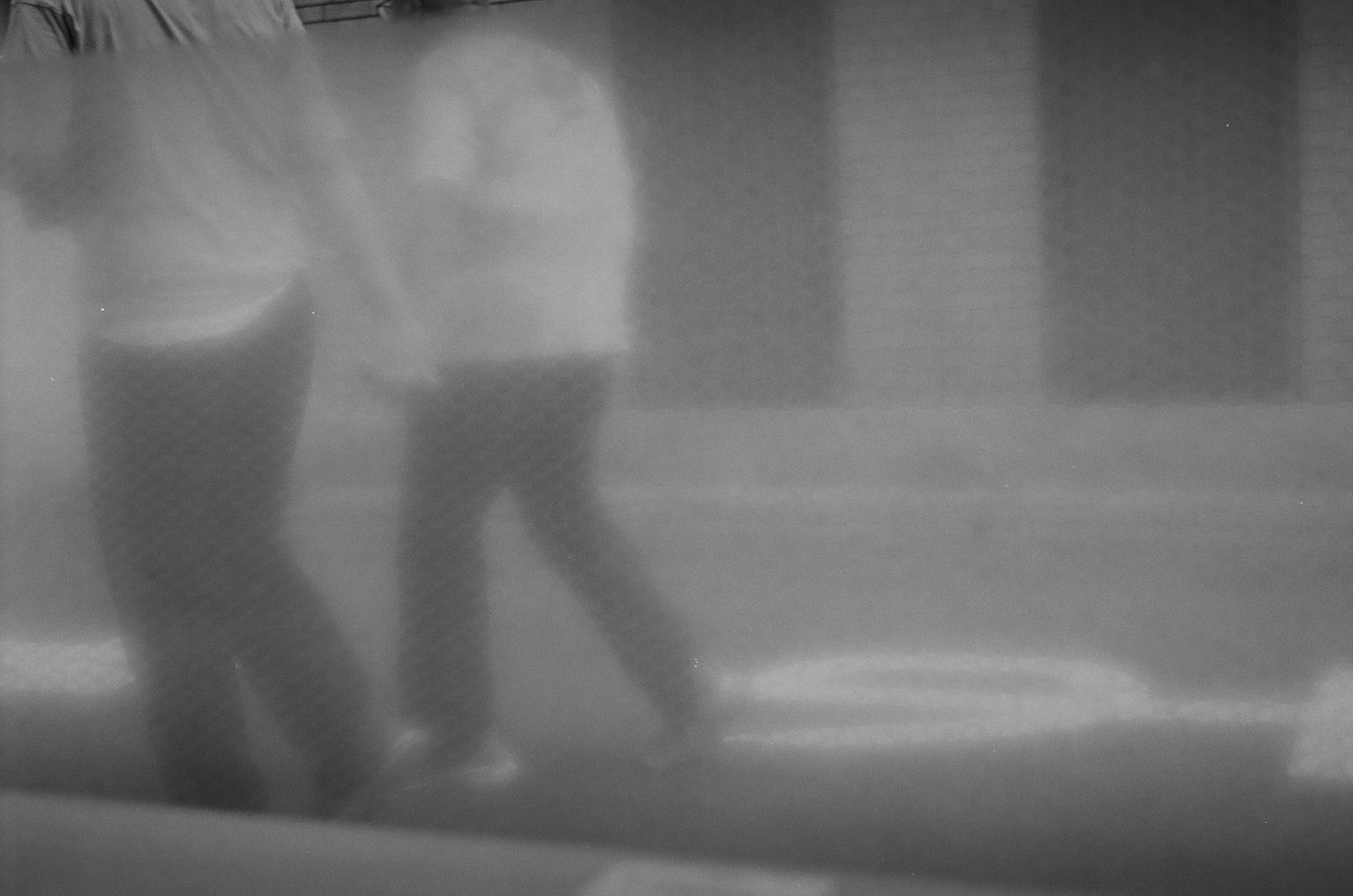 在模糊背景中行走的两个人