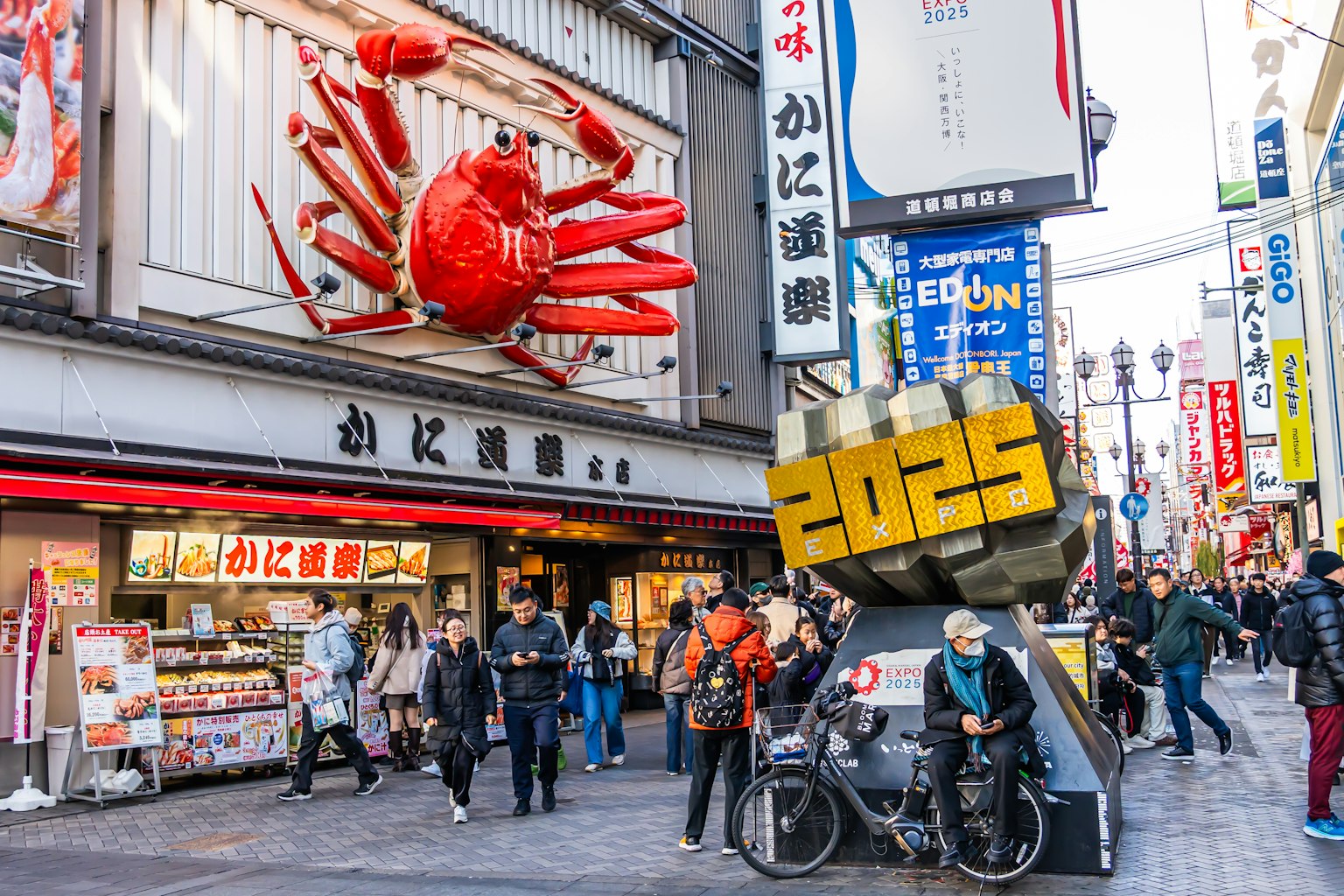 Scène de rue animée avec un grand panneau de crabe et des piétons