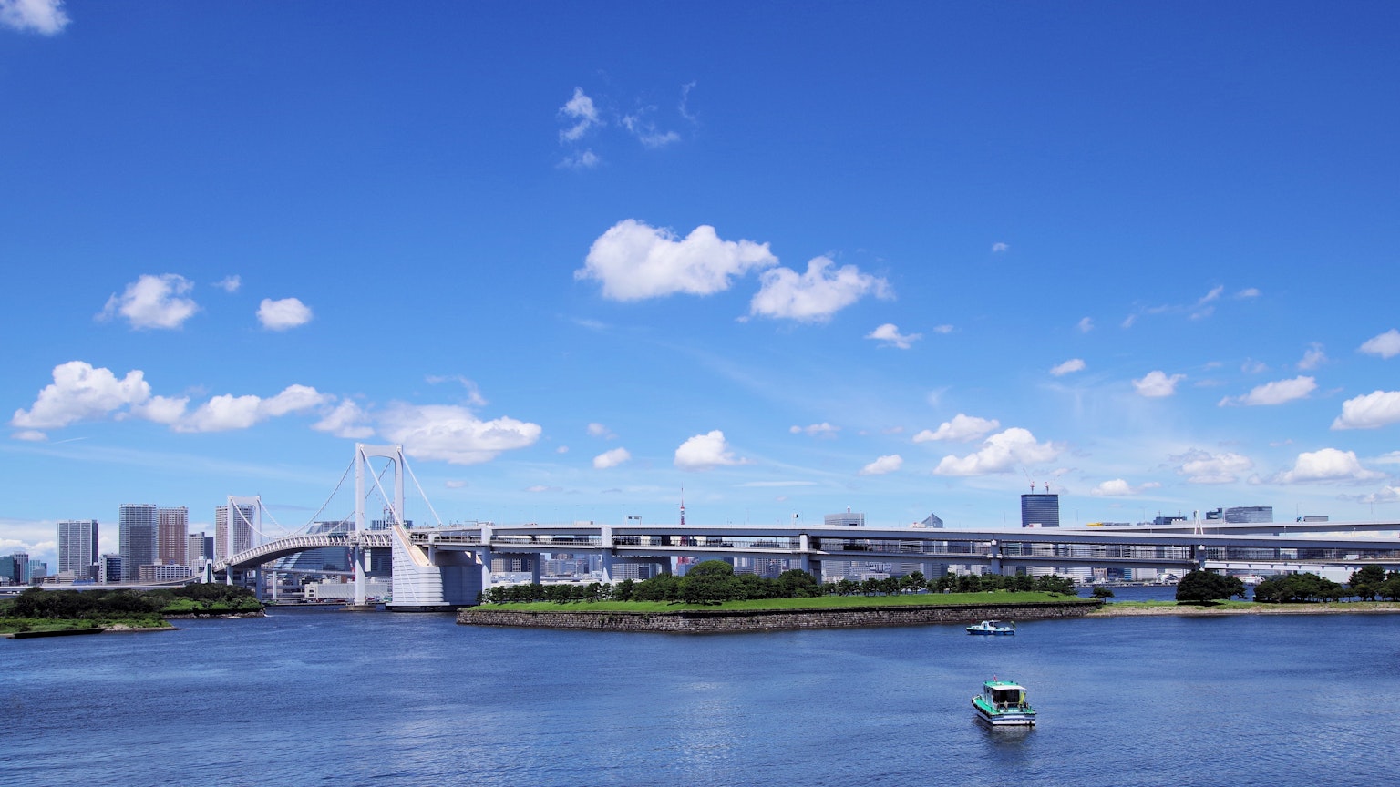 Stadtlandschaft unter einem blauen Himmel mit einem Boot auf dem Fluss