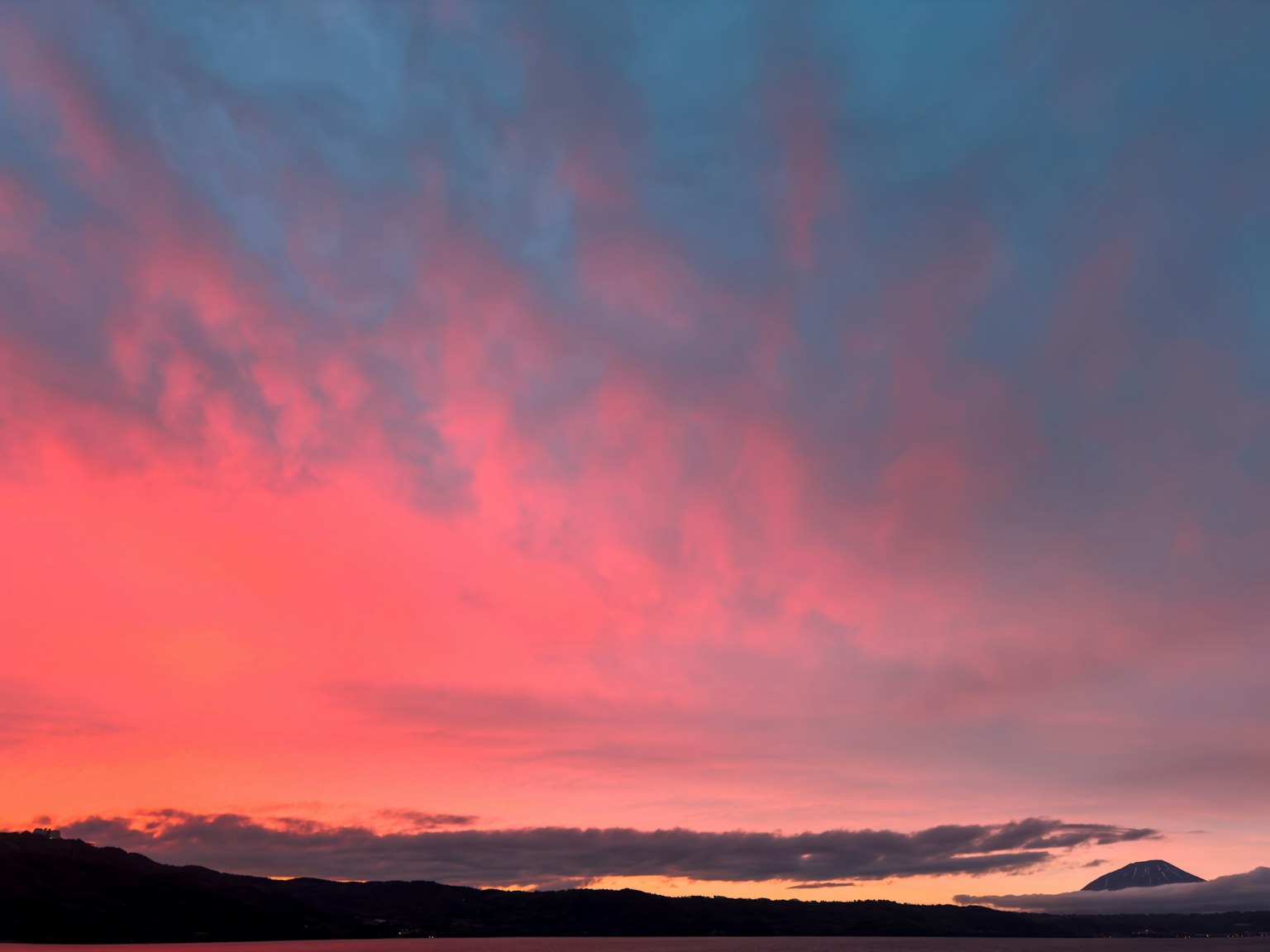 Lebendiger Himmel mit rosa und blauen Wolken