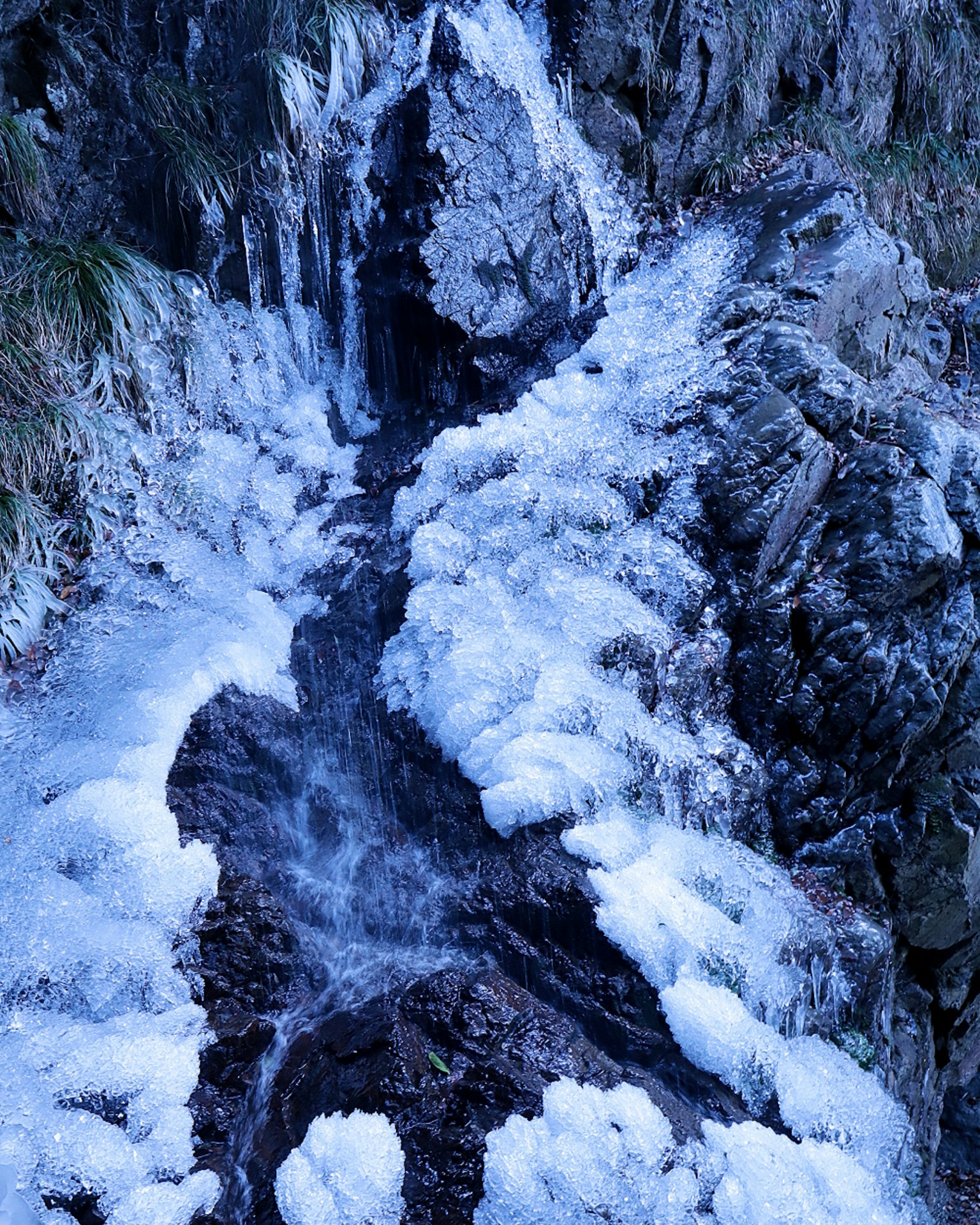 Acqua fredda che scorre su rocce con dettagli ghiacciati
