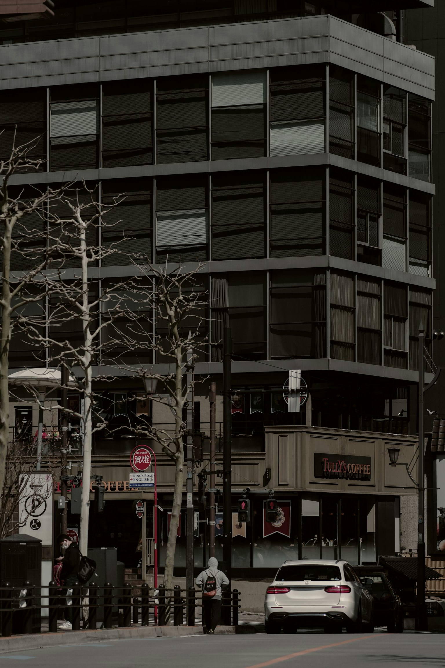Scène urbaine avec un bâtiment moderne et des activités de rue