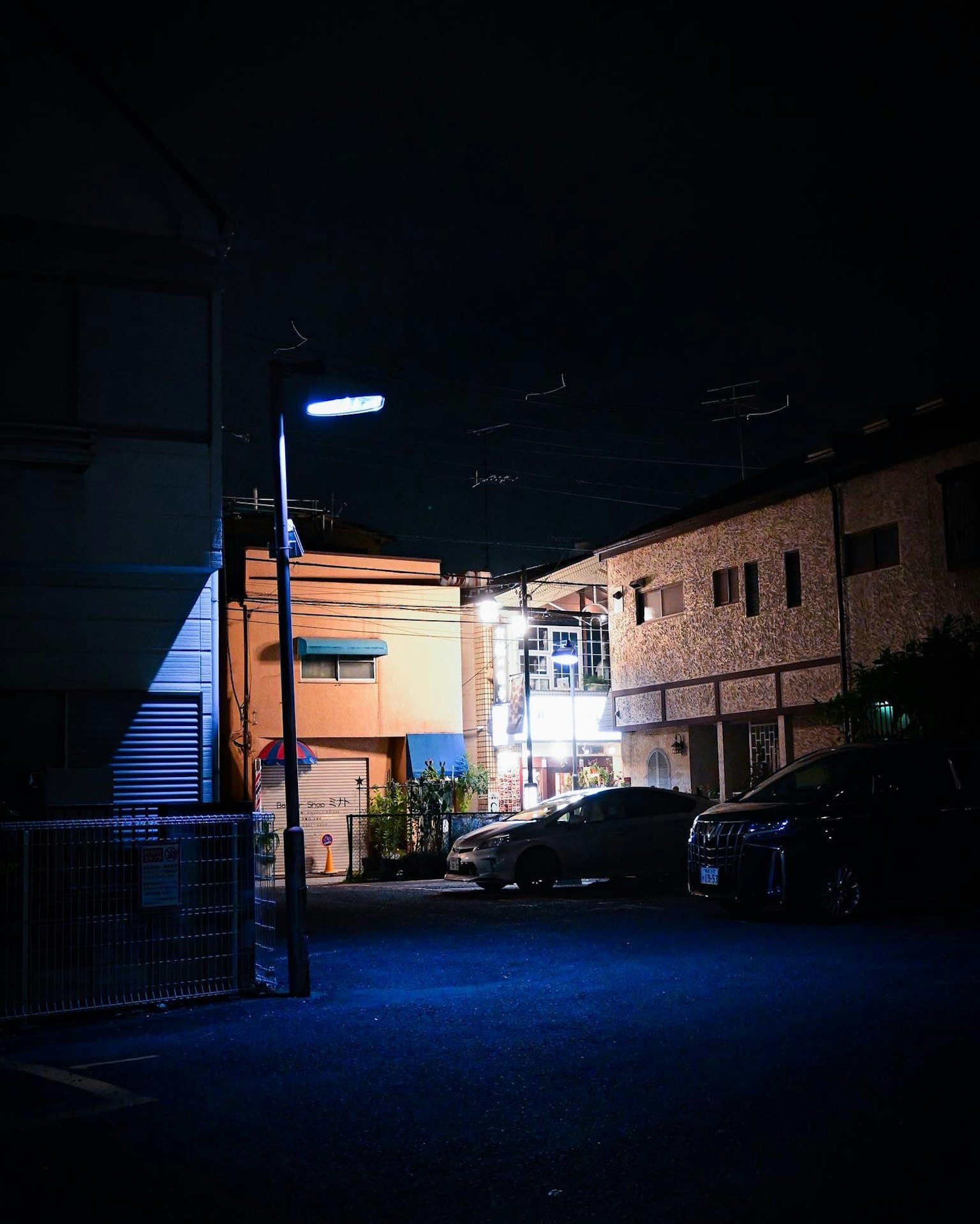 야간 거리의 밝은 건물과 자동차