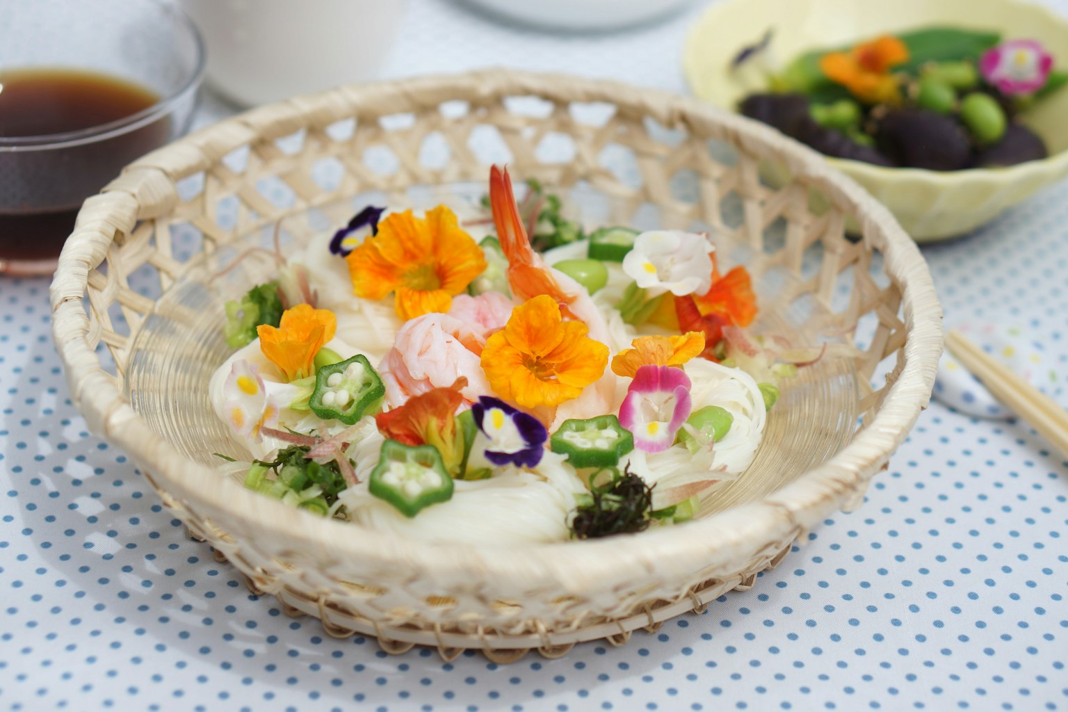 Hidangan mie Jepang yang indah dengan hiasan bunga yang bisa dimakan