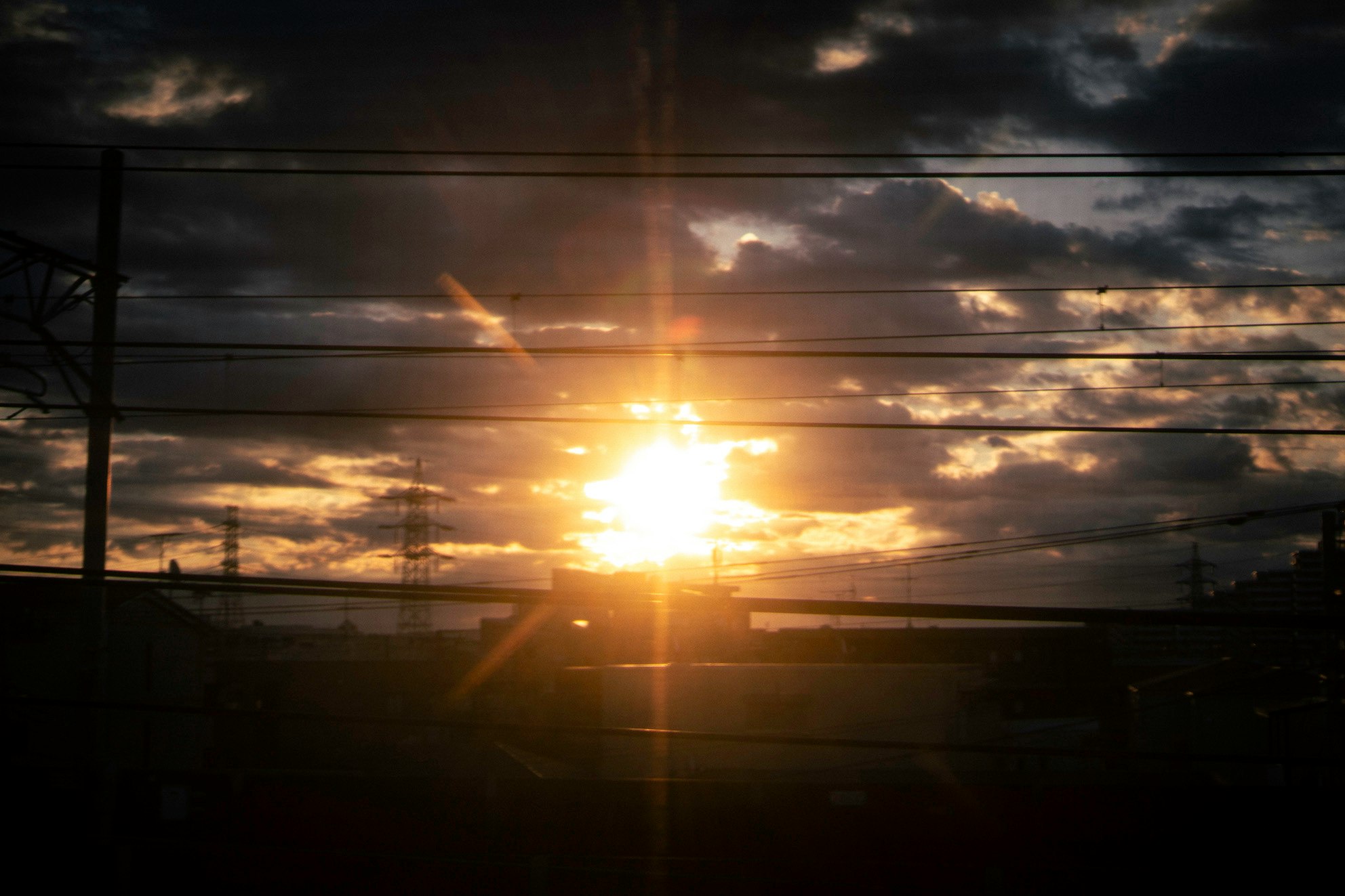 電線越しに昇る初日の出の空