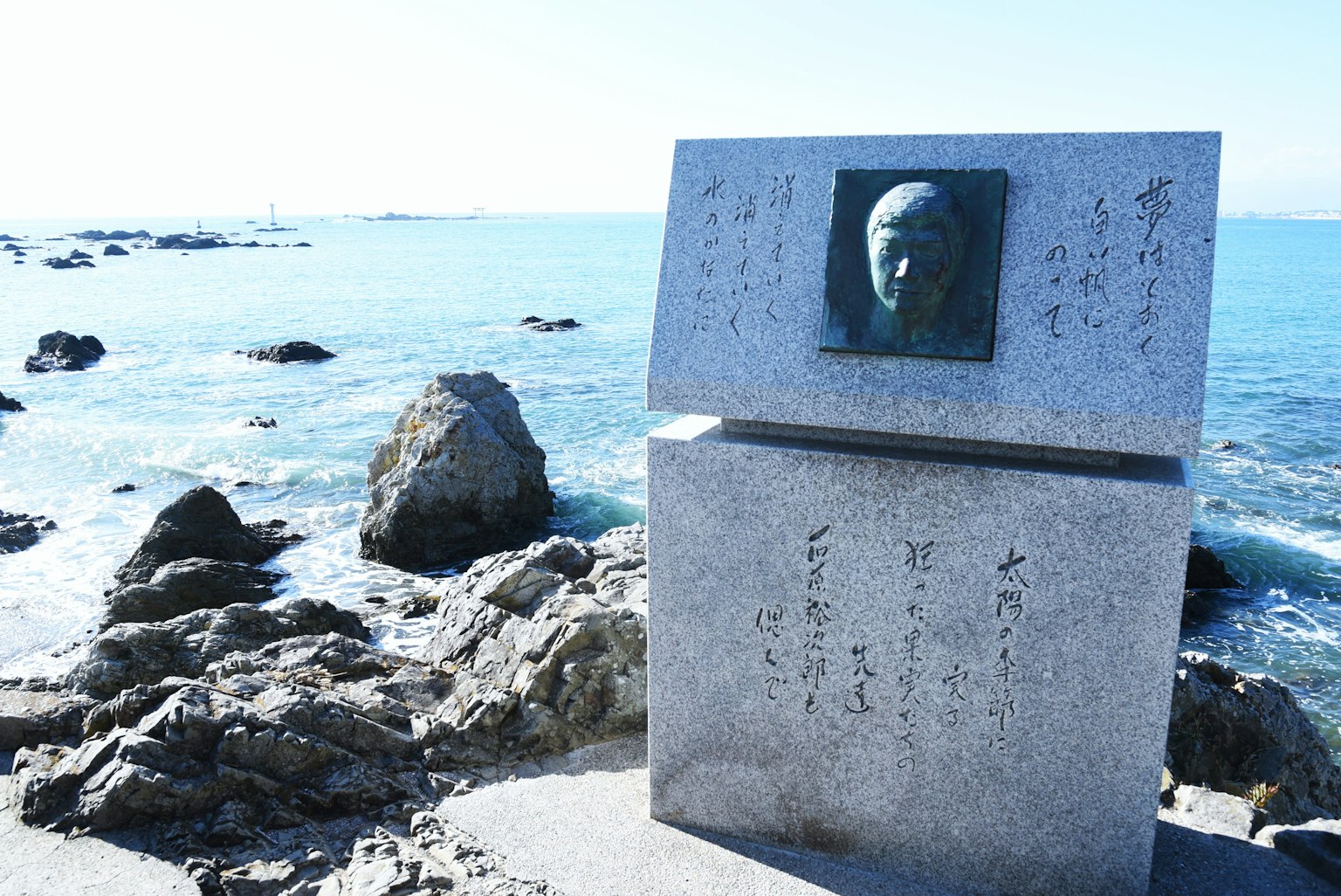海邊的石碑上雕刻著一個面孔