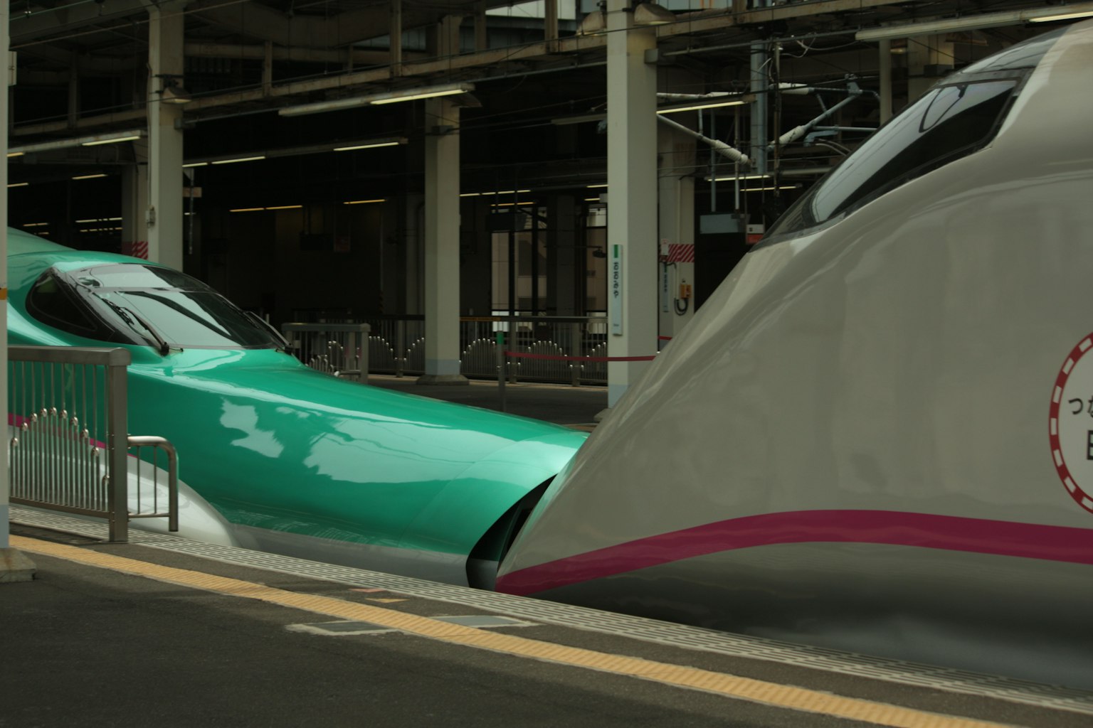 兩列新幹線列車在車站互相對望