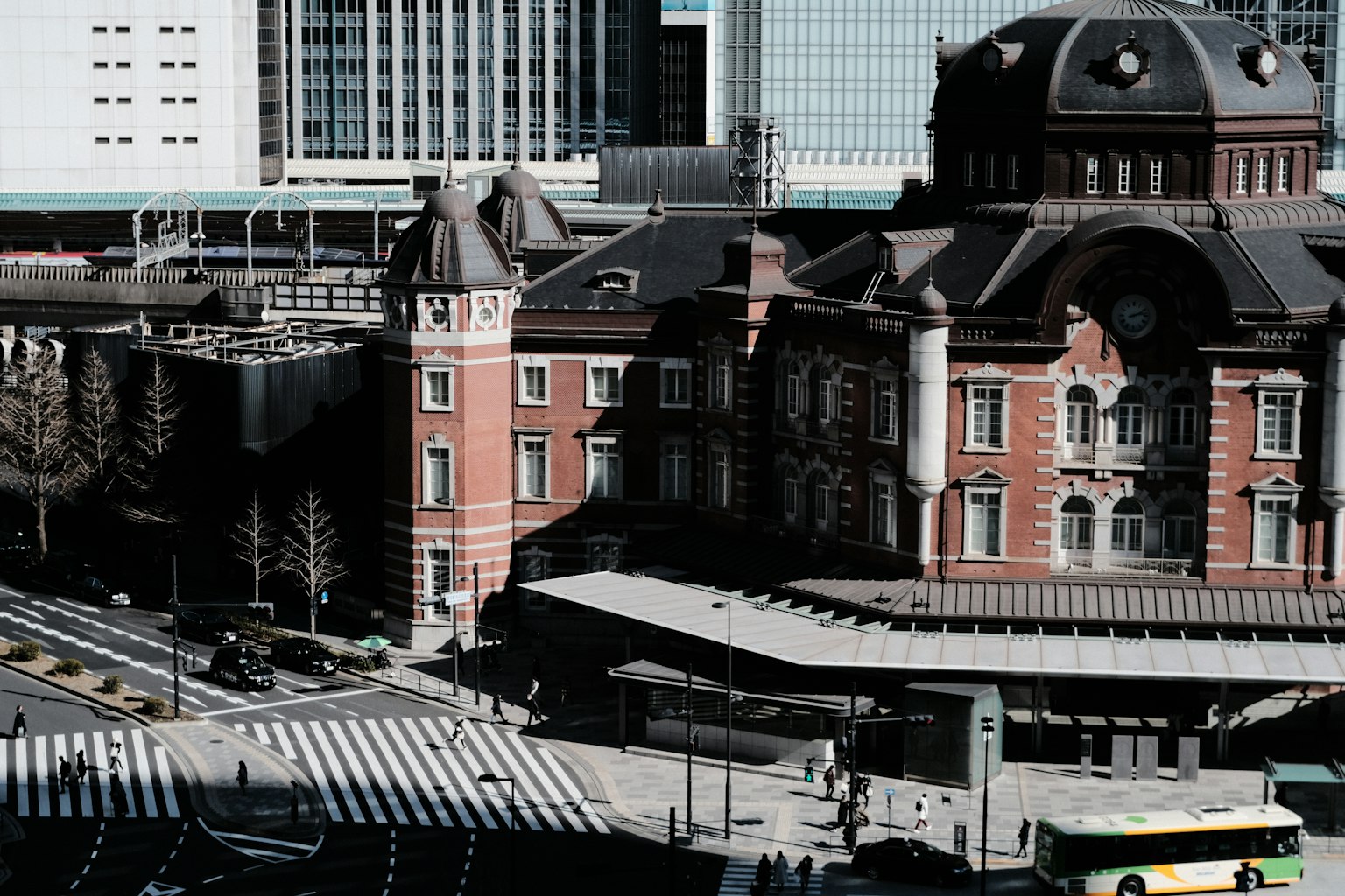 Eksterior indah Stasiun Tokyo dengan bangunan modern di sekitarnya