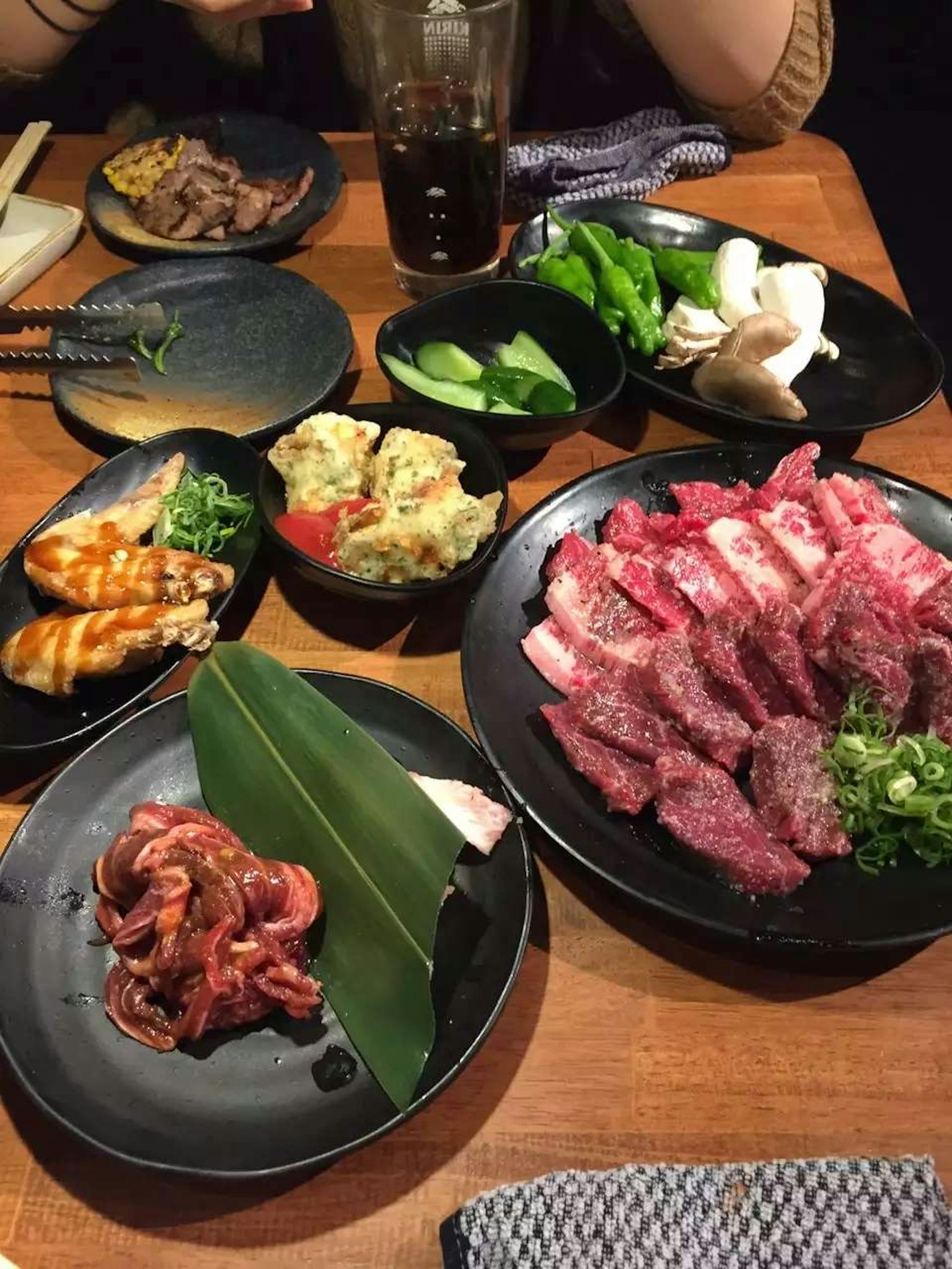 โต๊ะที่มีเนื้อย่างและข้างเคียงหลากหลาย