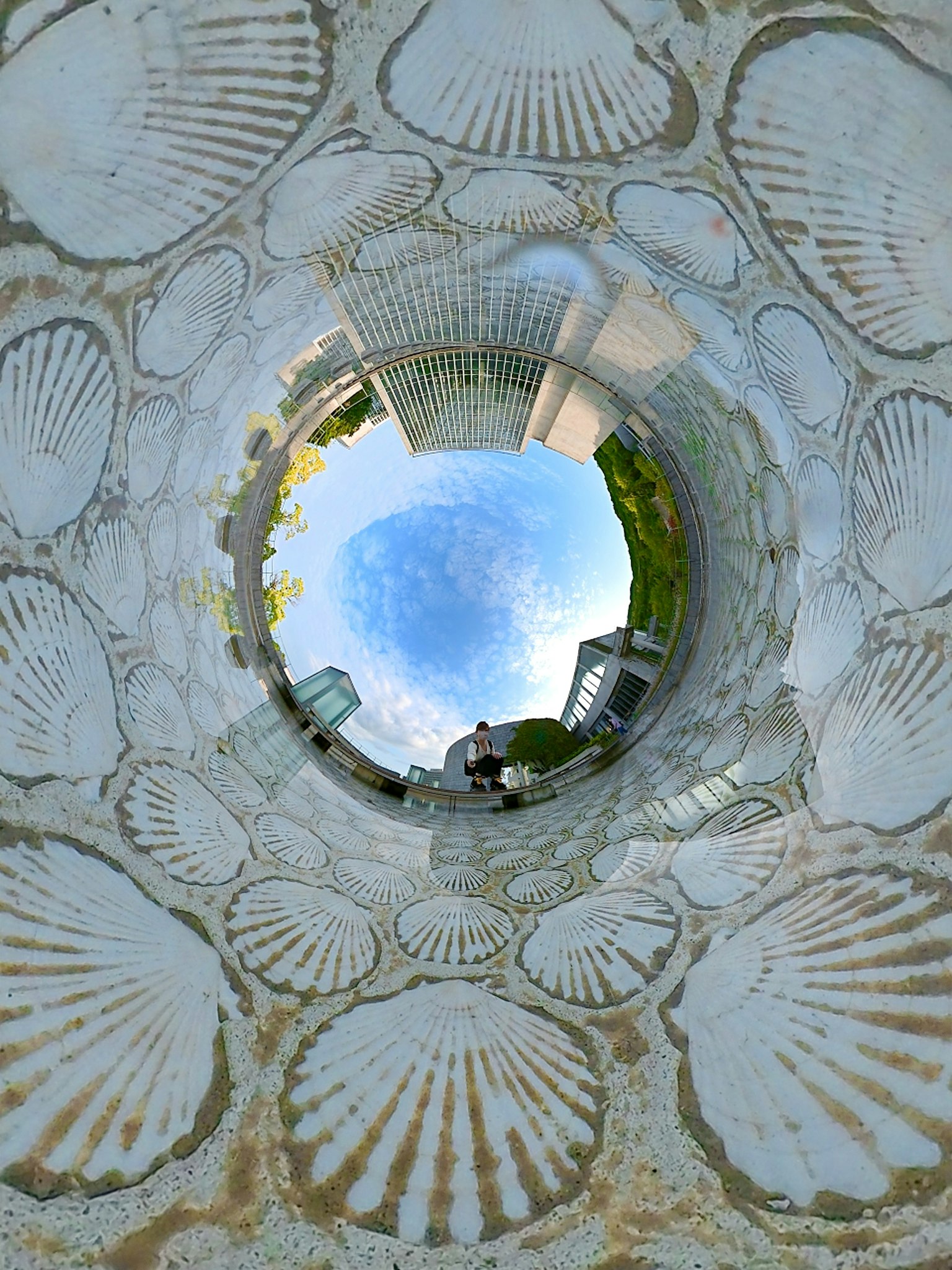 Diseño circular con patrones de conchas que reflejan el paisaje circundante