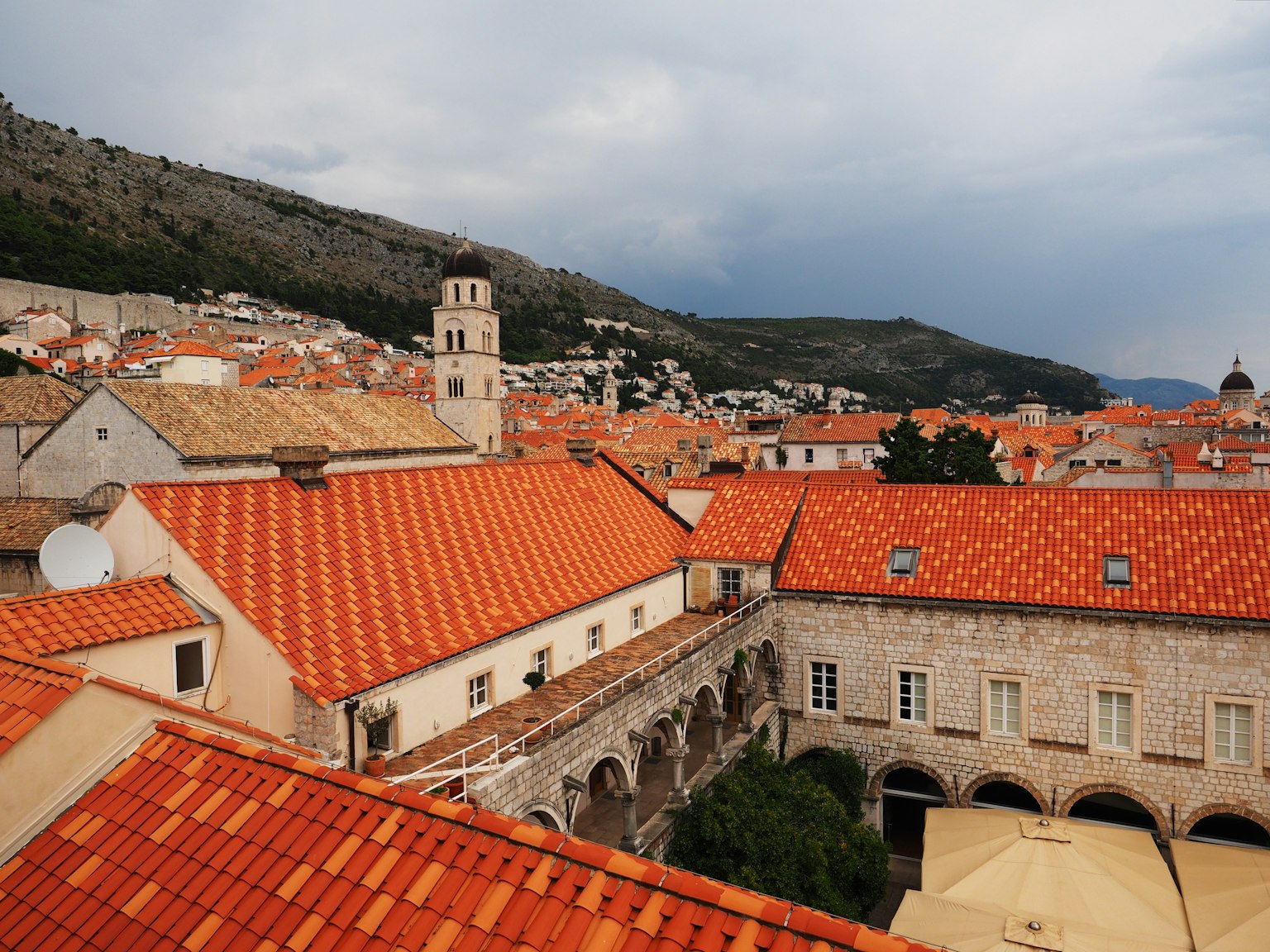 Pemandangan Dubrovnik dengan atap oranye dan gunung yang jauh
