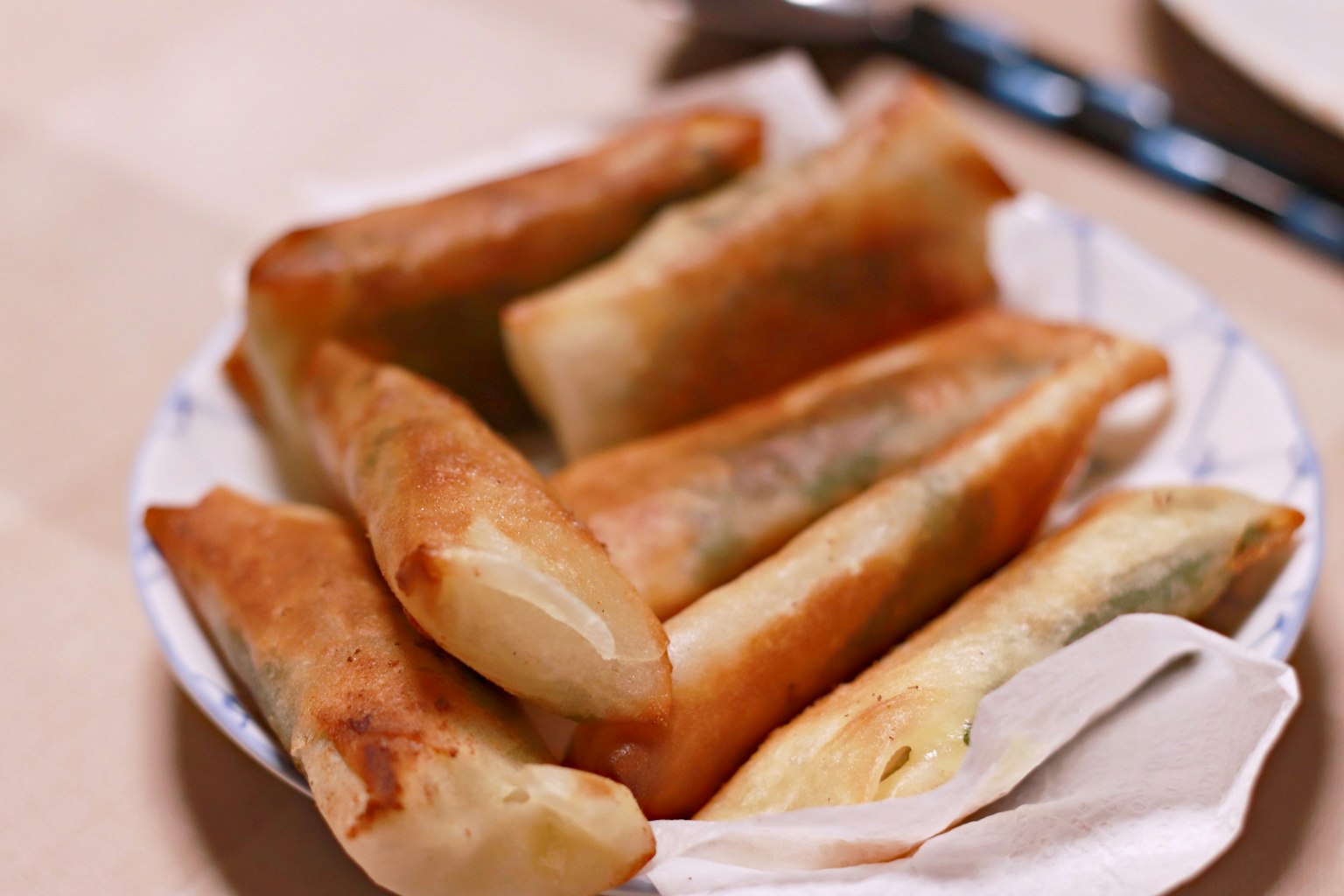 Piring berisi lumpia renyah yang tersusun rapi