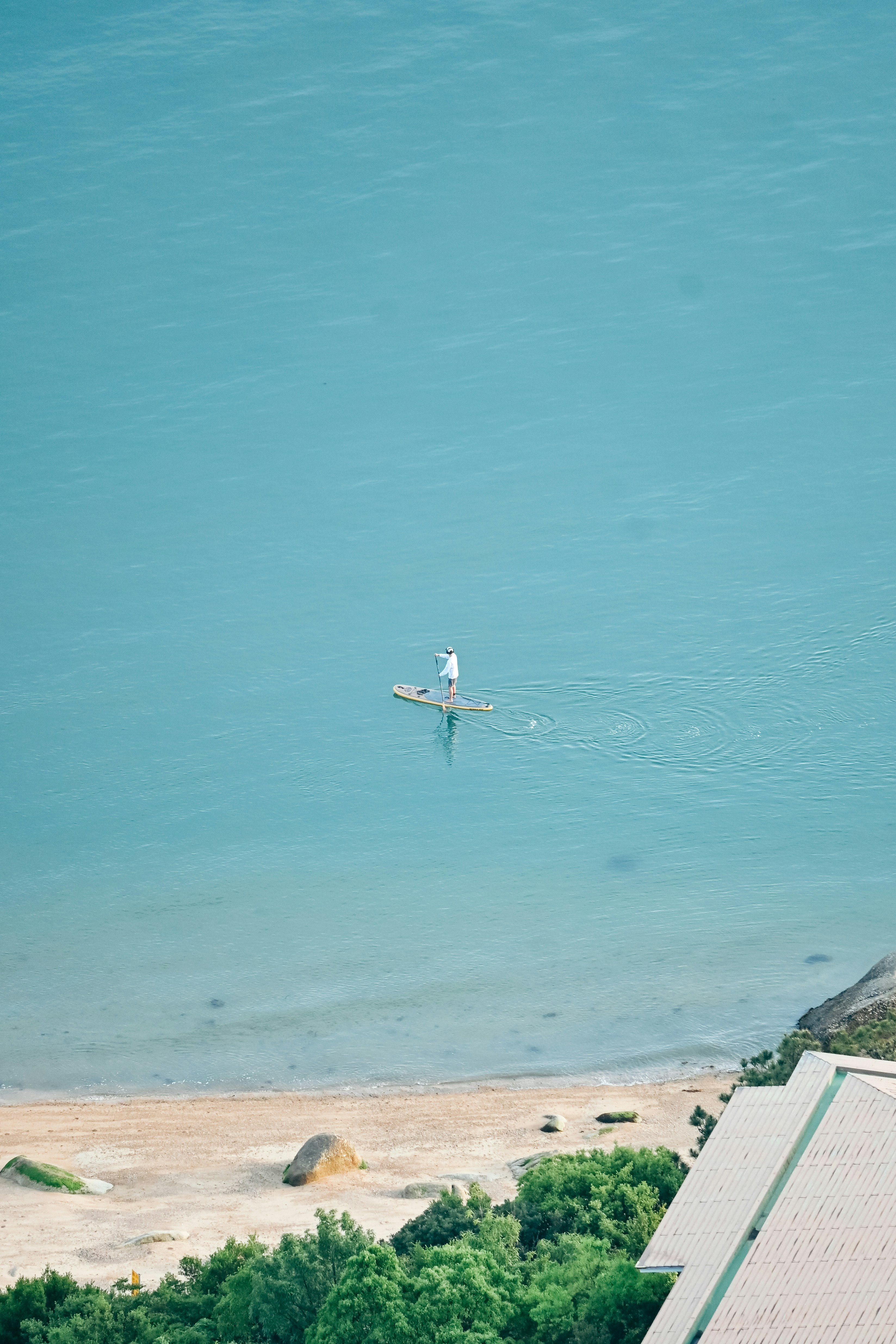 青い海と砂浜を見下ろす小さなカヤックのある景色