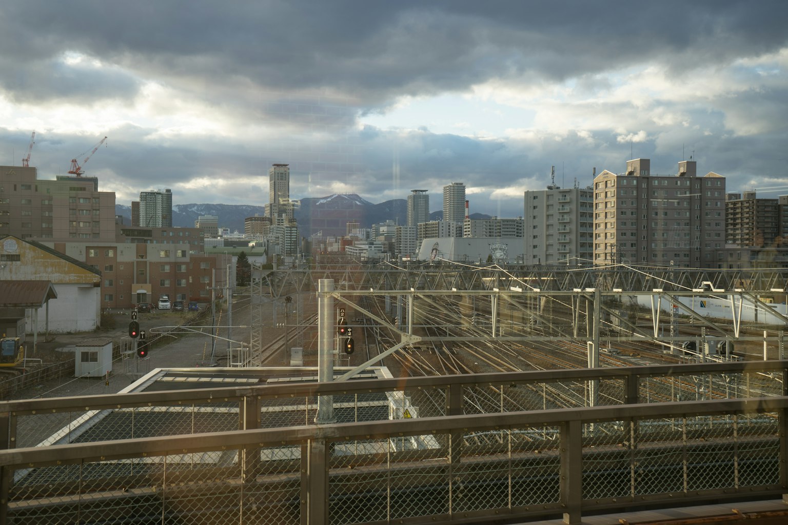 城市风景与多云的天空