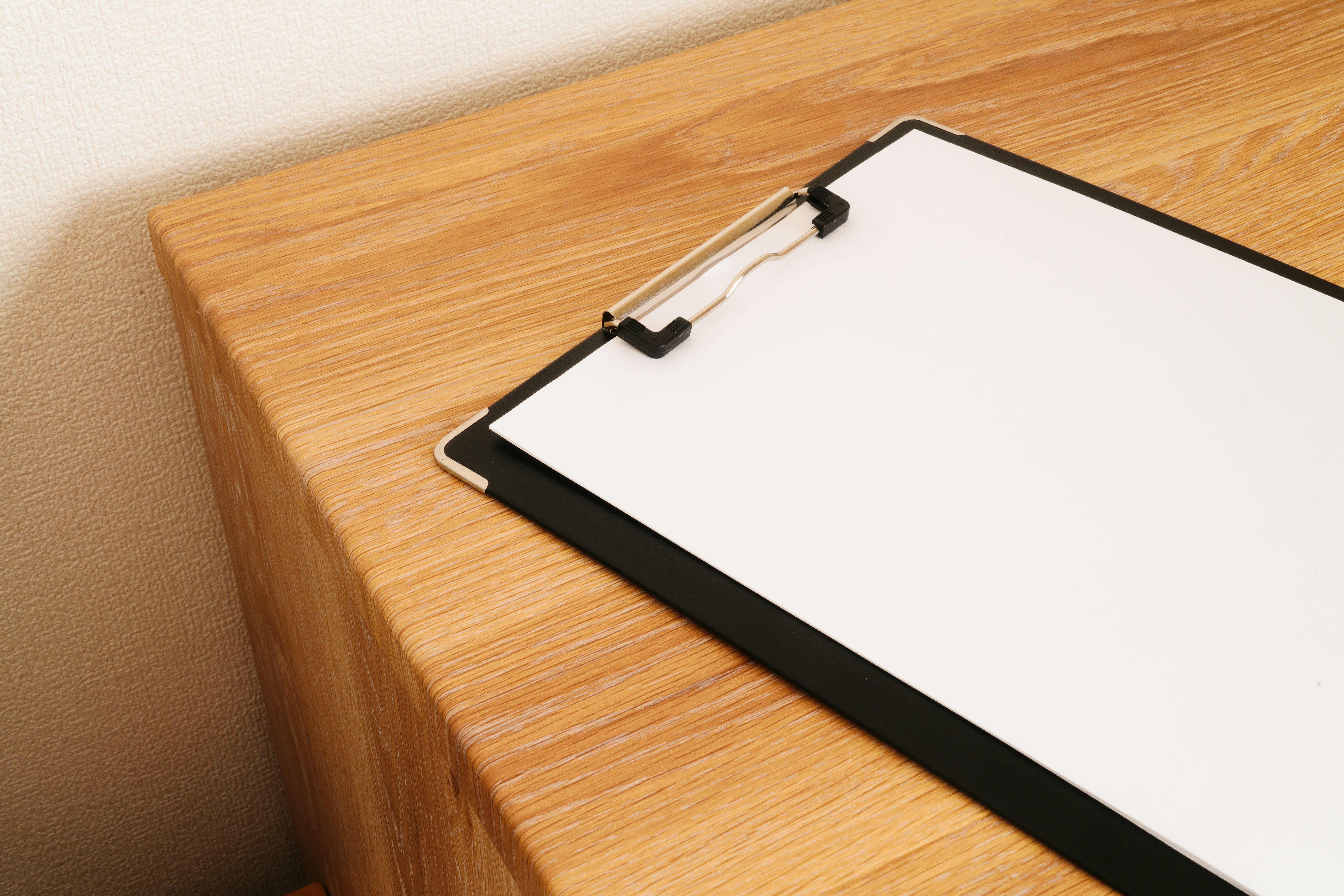 木製デスクの上のタブレット端末