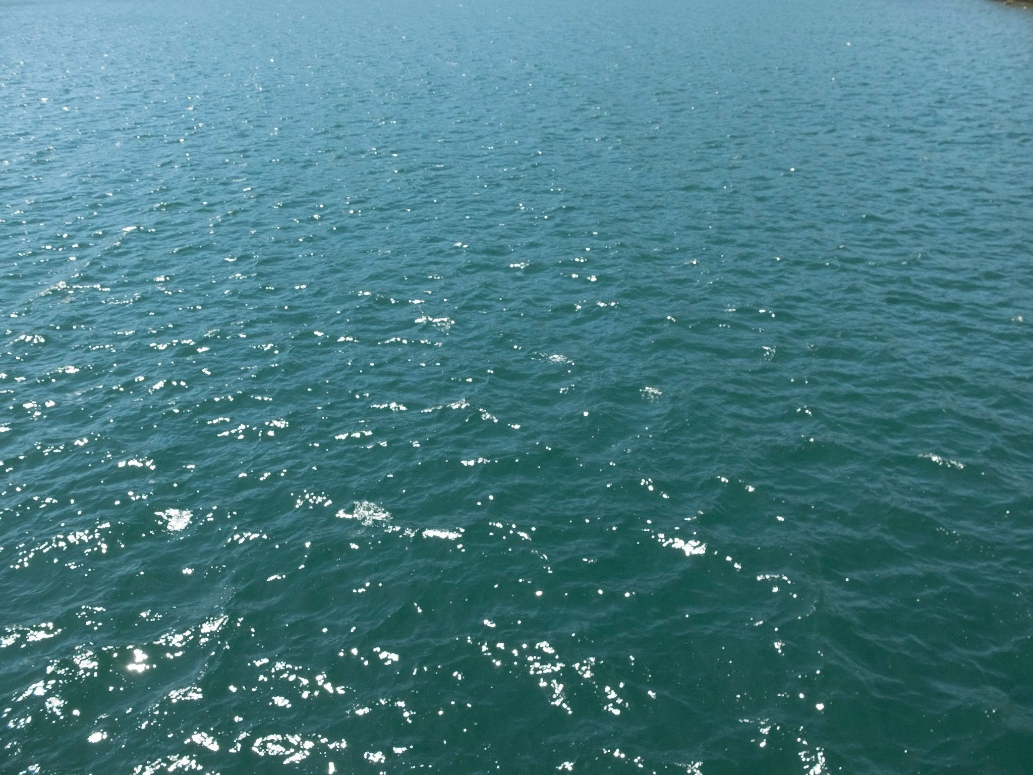 波が立つ海面の水しぶきのある風景
