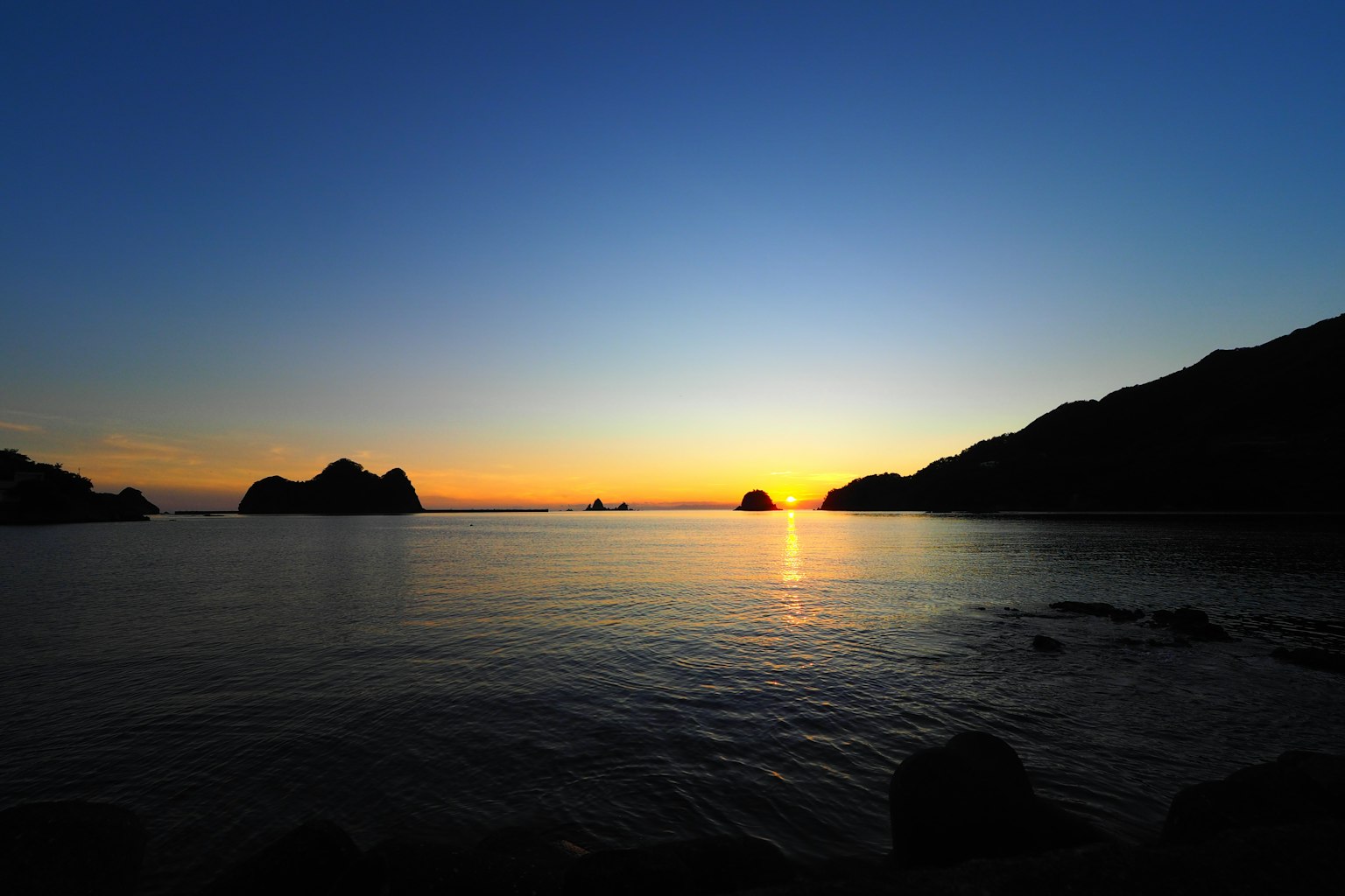 Laut tenang dengan pemandangan matahari terbenam yang indah