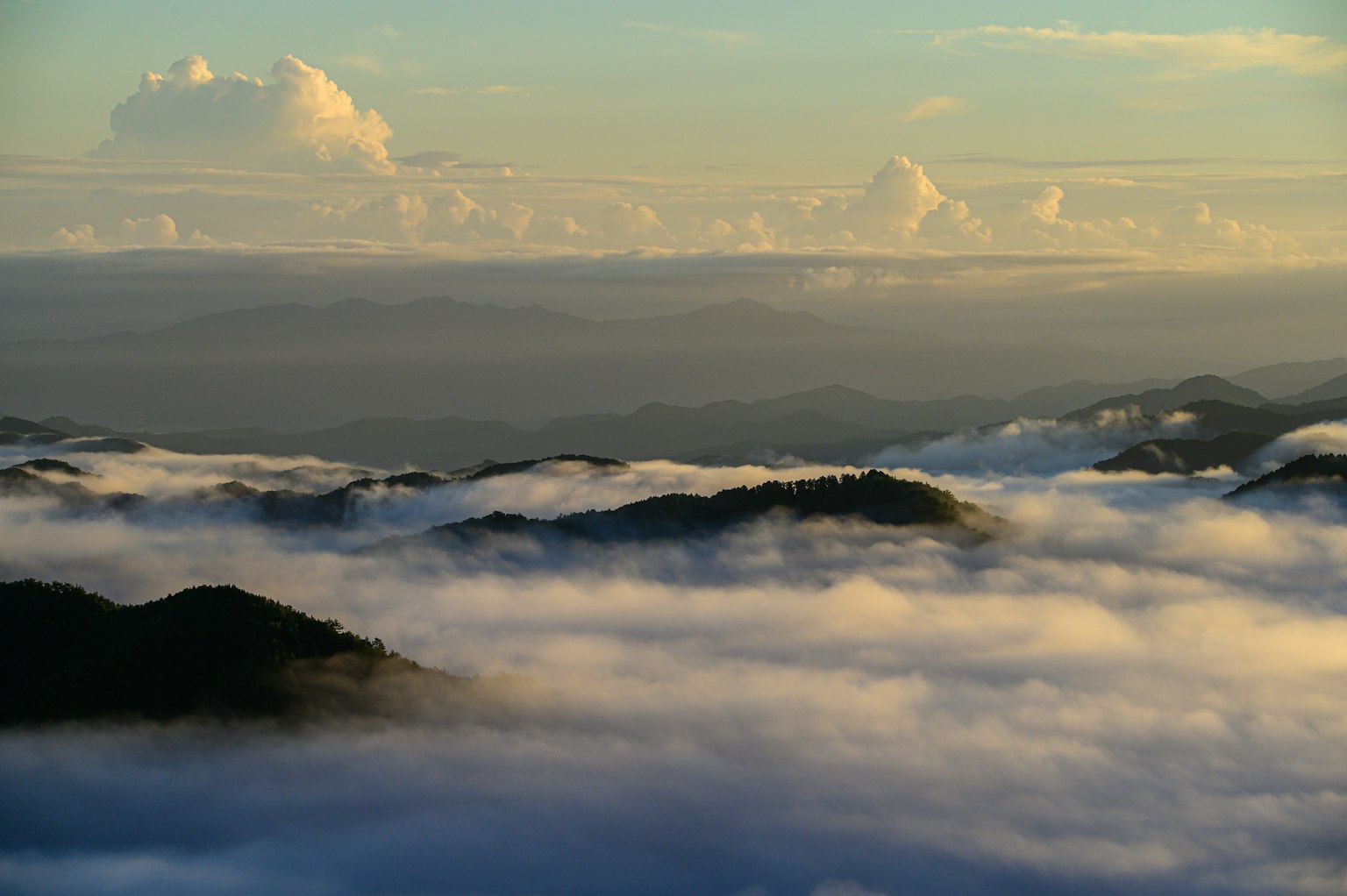 被云海和蓝天环绕的山脉风景