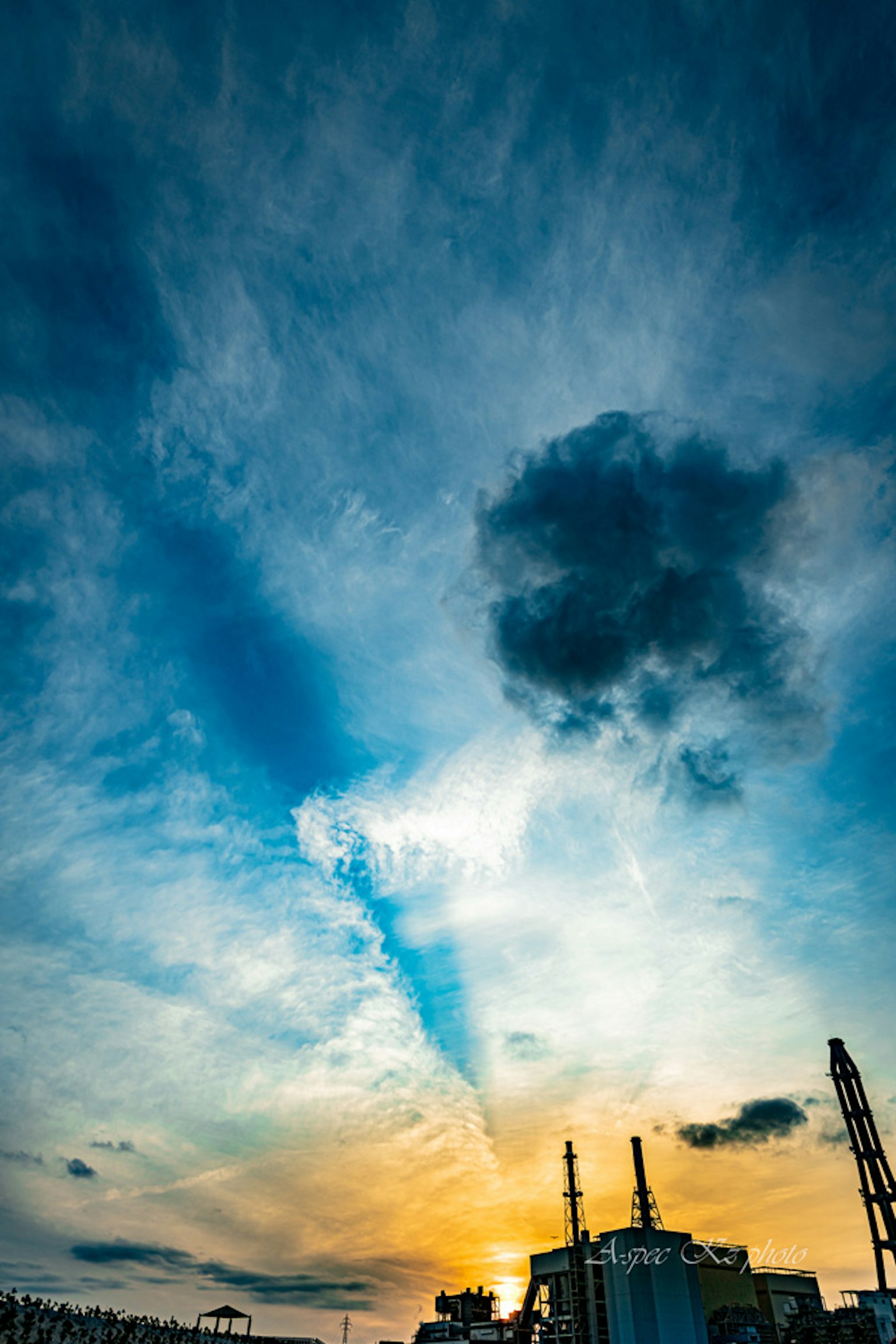 Ciel de coucher de soleil dramatique avec des nuages colorés et des rayons de lumière