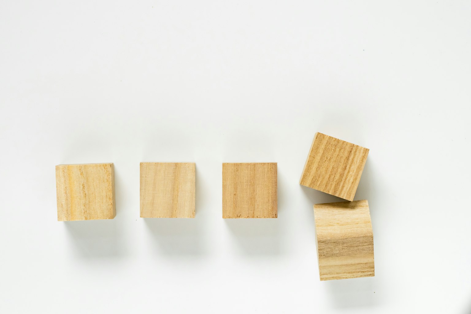 Cubes en bois disposés sur un fond blanc