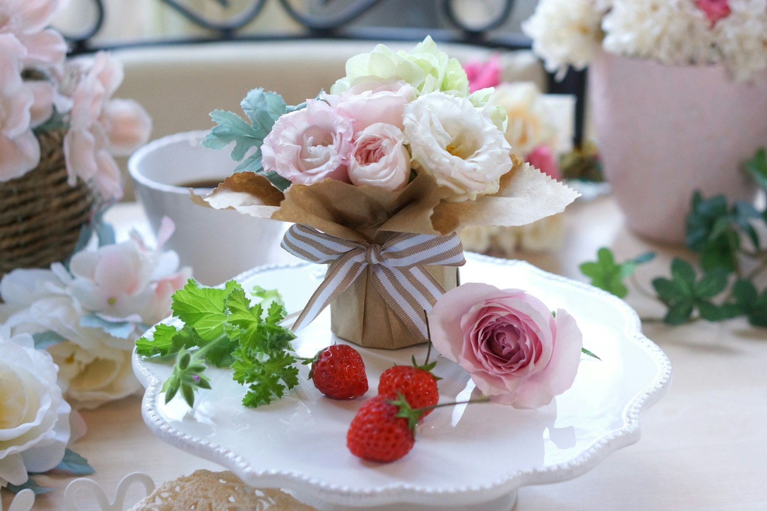 Una decorazione da tavola con un bouquet di rose rosa e bianche