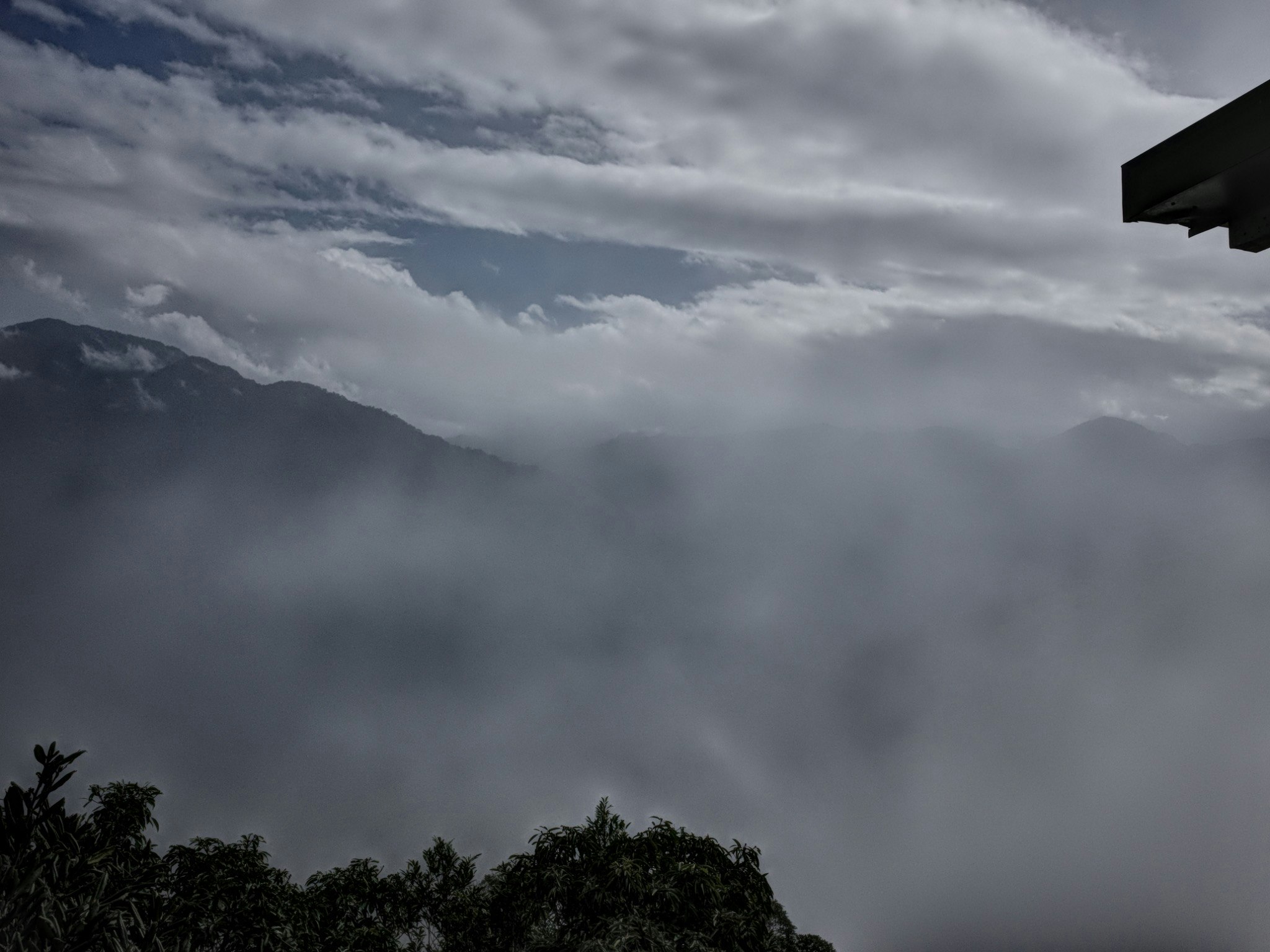 雲に覆われた山並みと霧のかかった景色