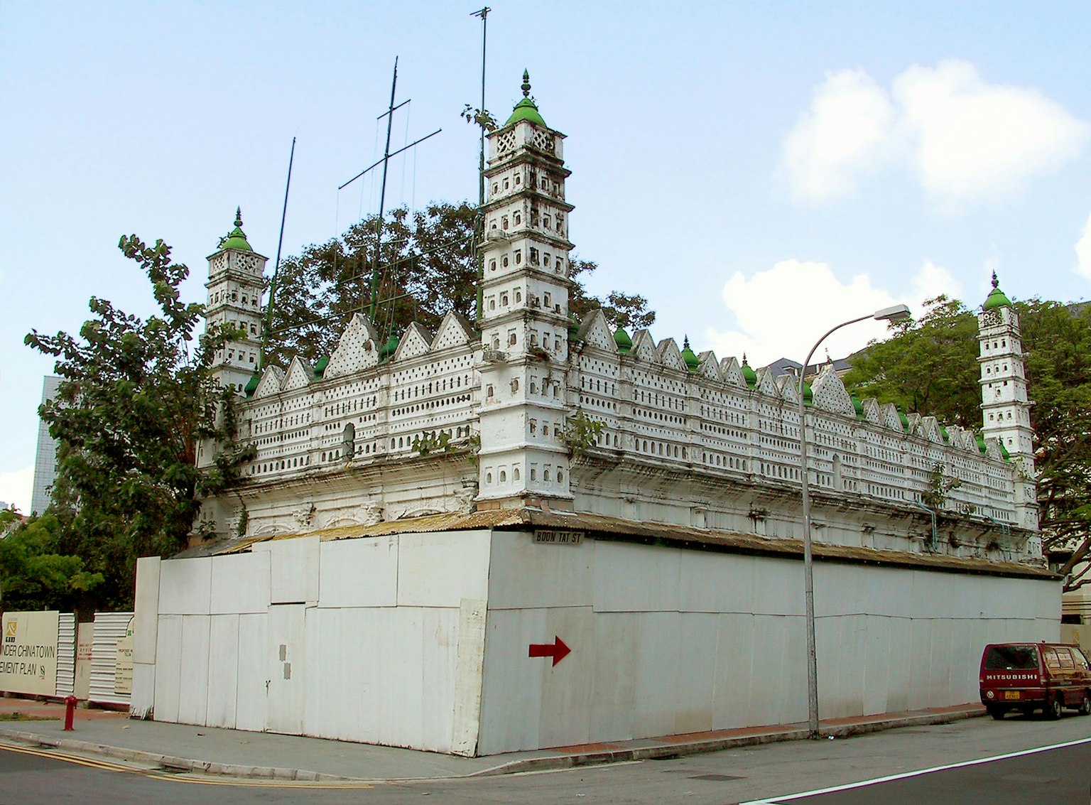 歷史建築，白色牆壁和綠色圓頂