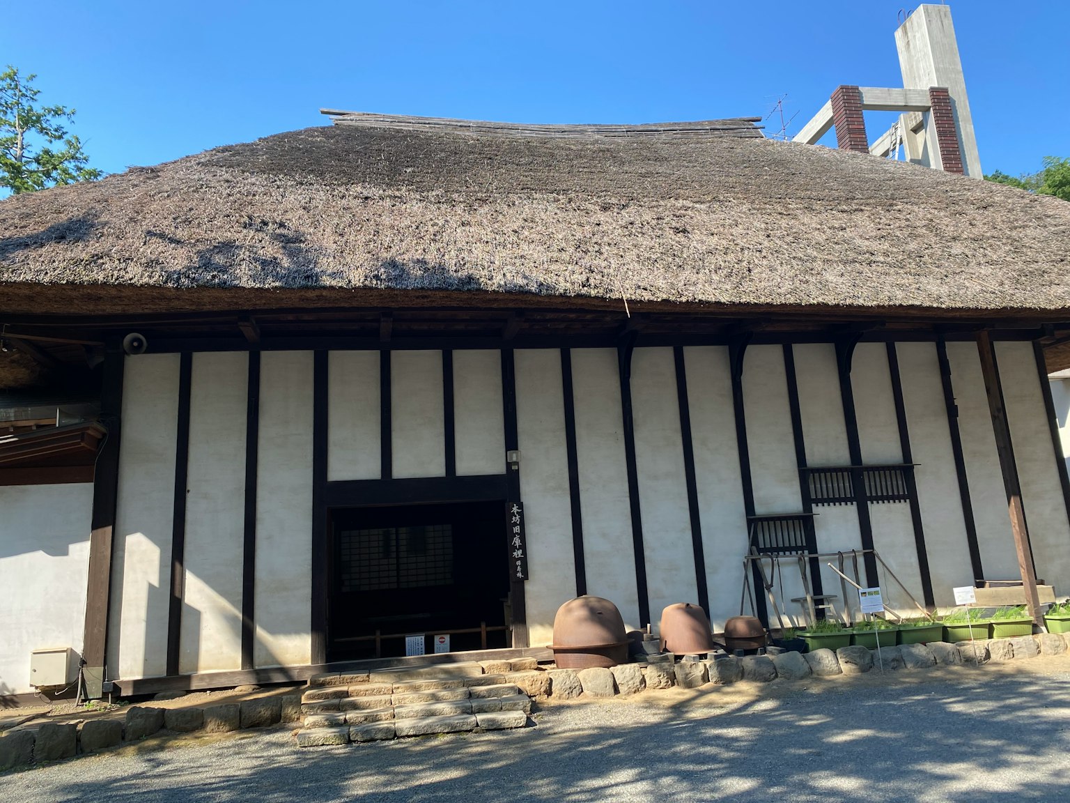Rumah tradisional Jepang dengan atap jerami dan dinding putih