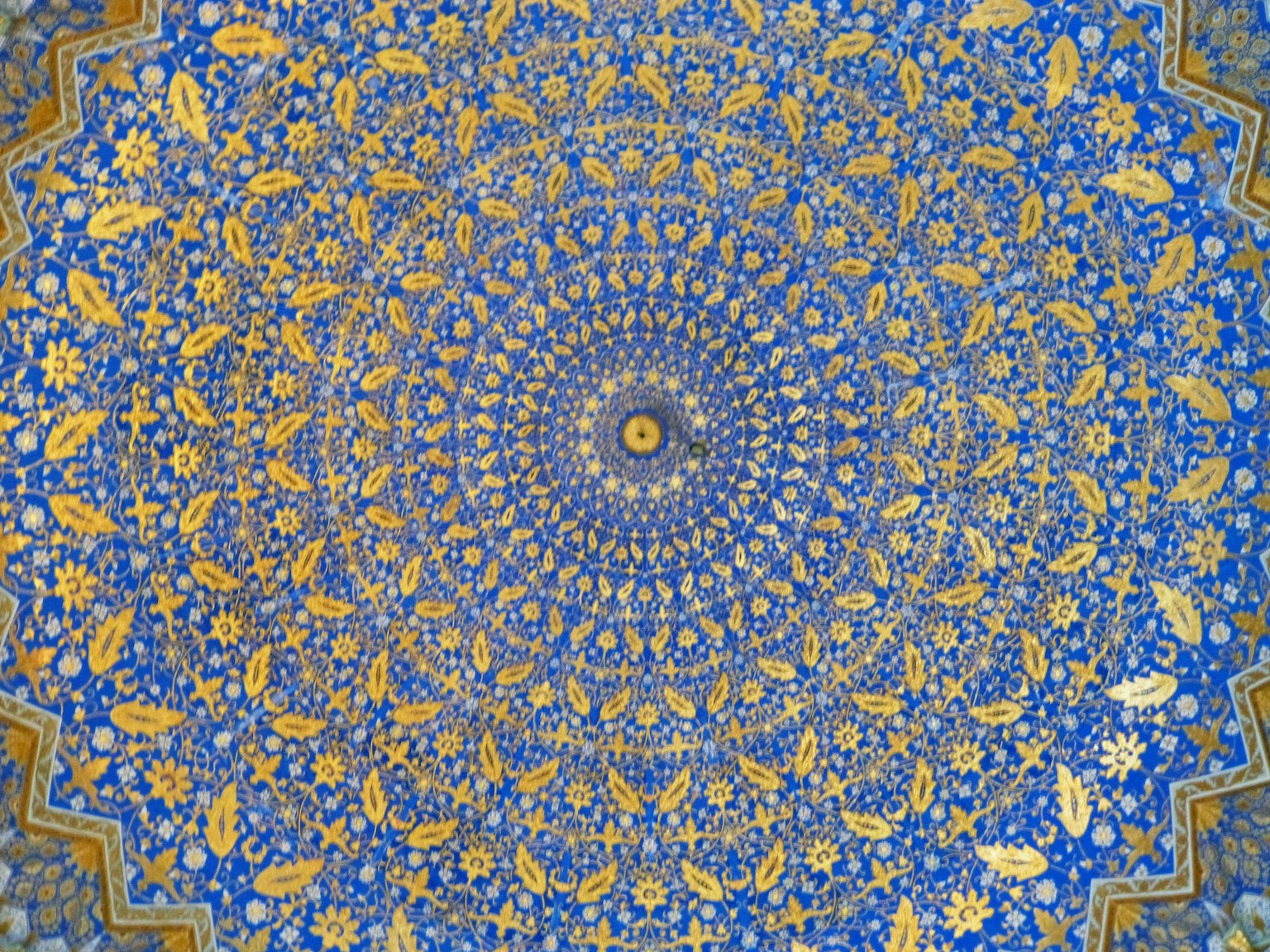 Bellissimo design circolare di motivi in mosaico blu e oro