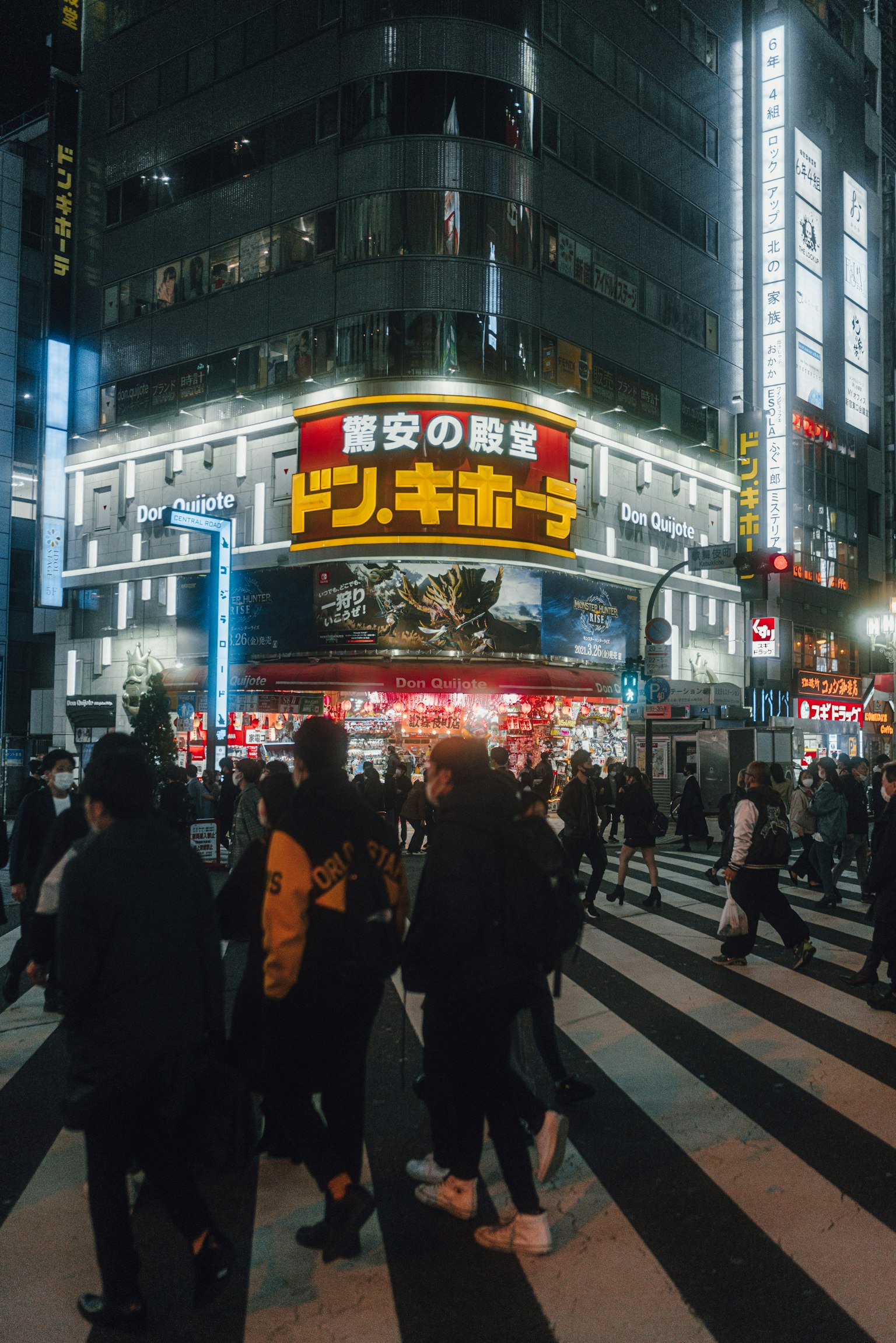 夜间涩谷交叉口的人群和明亮的招牌