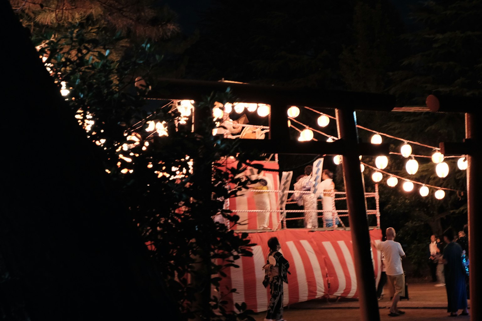夜の祭りの雰囲気を持つ赤と白の屋台と提灯