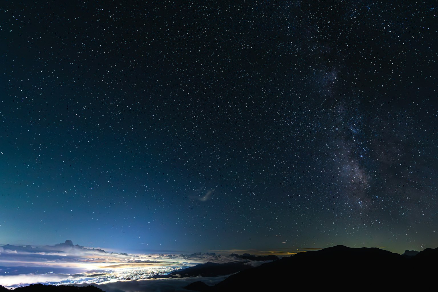 Beeindruckende Aussicht auf einen sternenklaren Himmel und eine Wolkenmeer