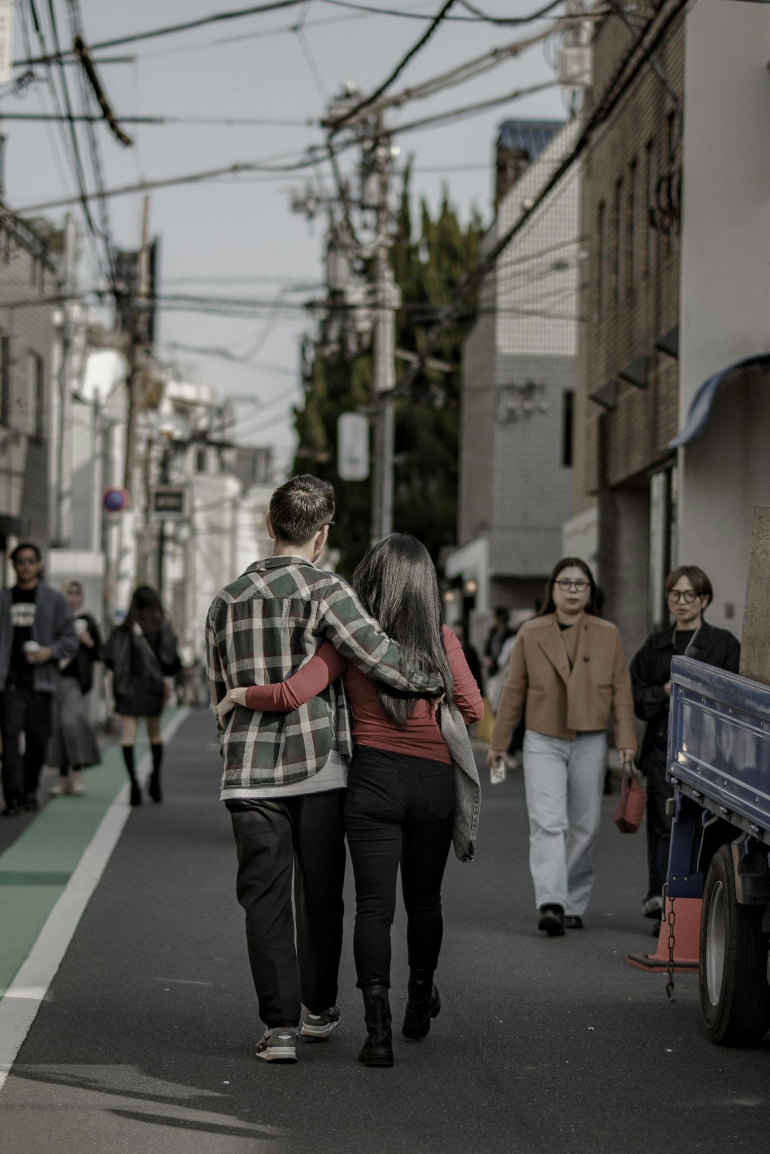 一对情侣在城市街道上手挽手走