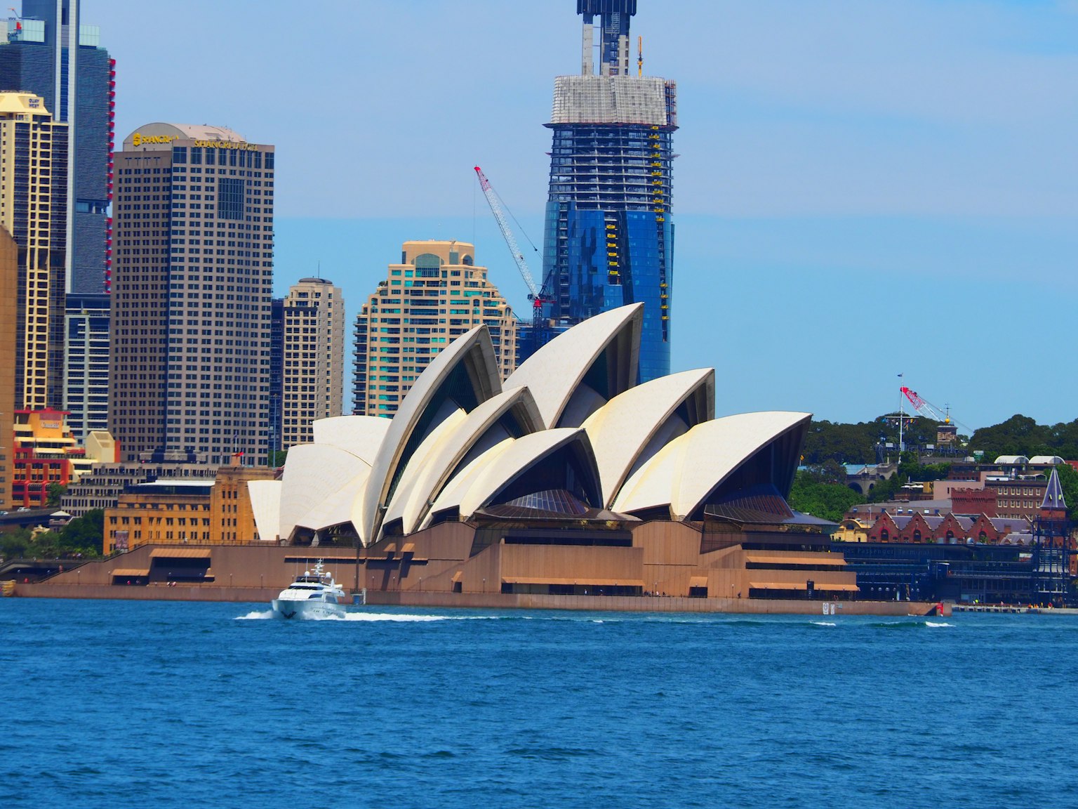 Opéra de Sydney avec la skyline de la ville ciel bleu et eau