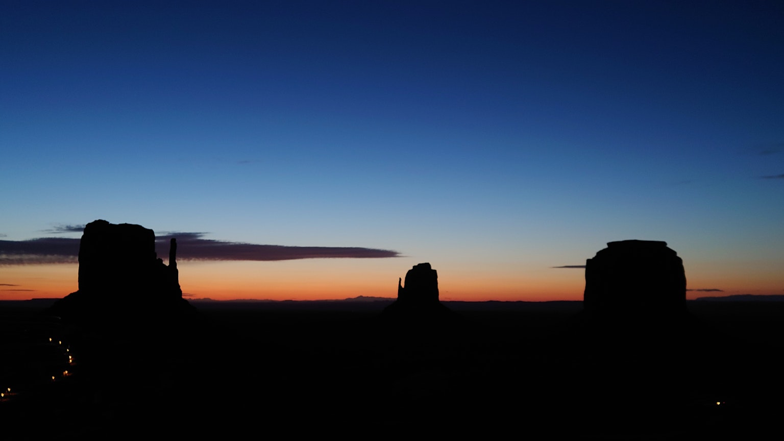 Siluet Monument Valley saat senja dengan langit gradasi