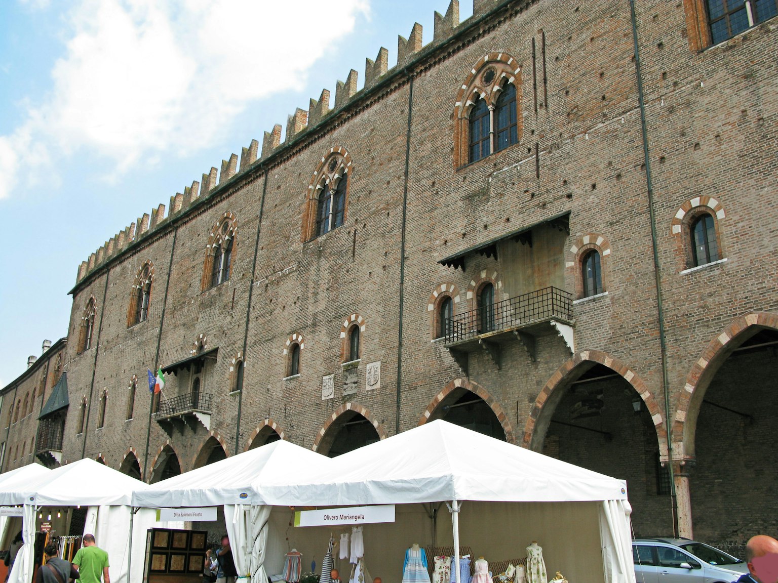 Bâtiment historique avec des stands de marché au premier plan