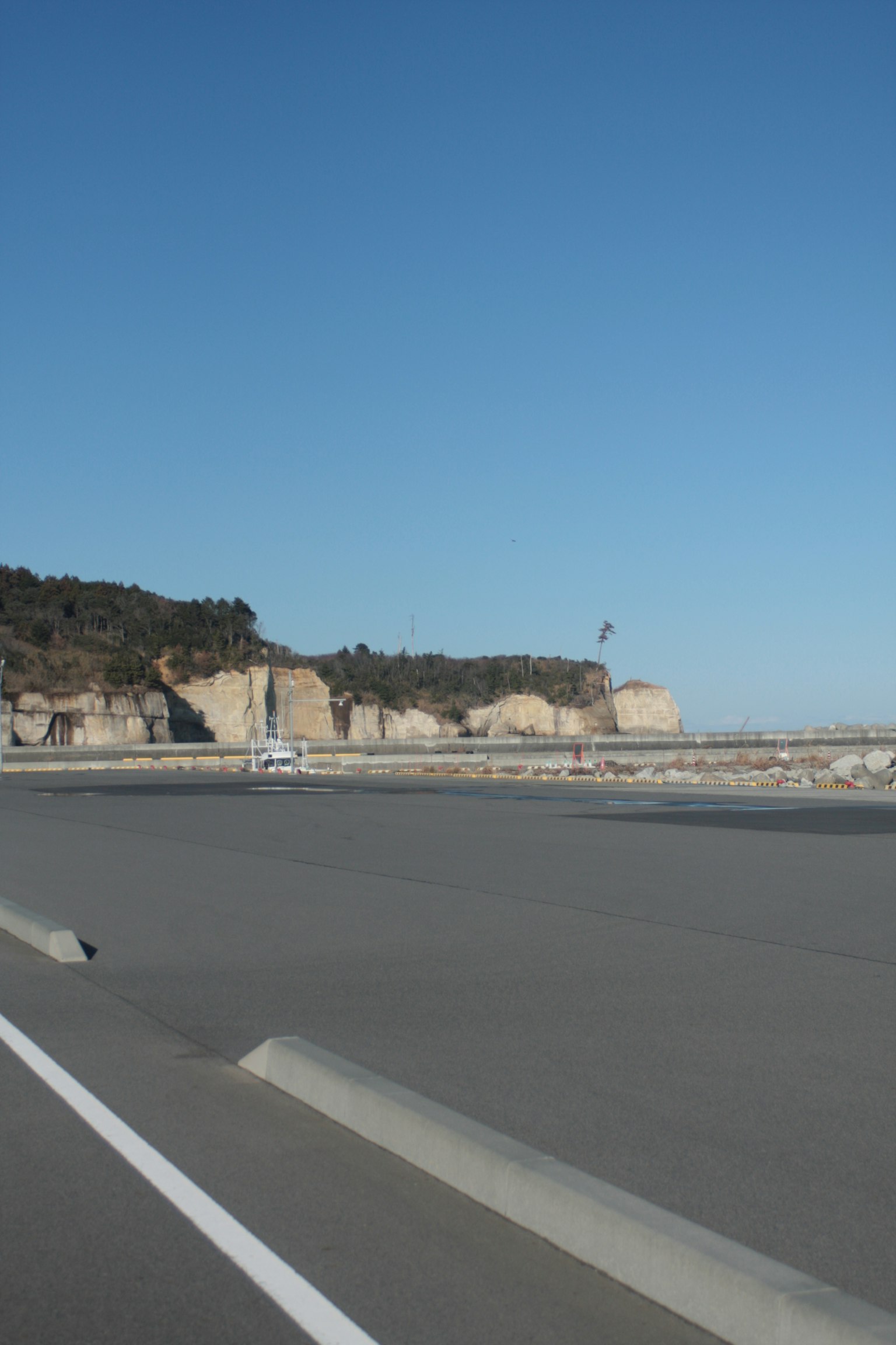 Küstenstraße mit Klippen und blauem Himmel