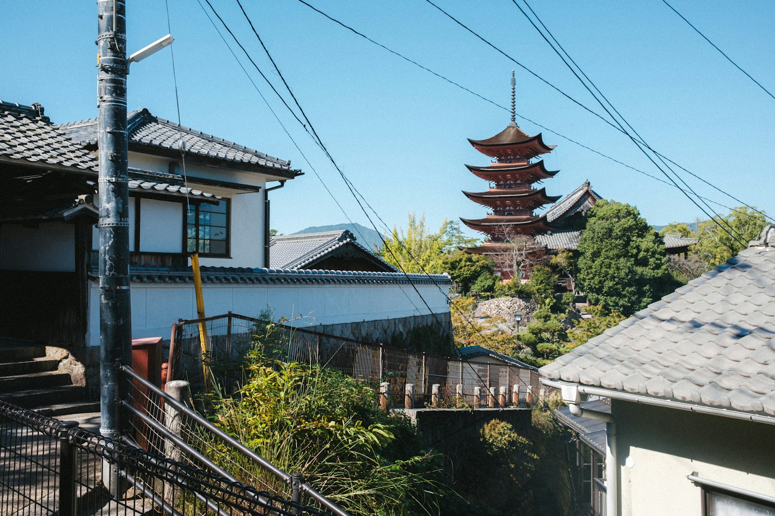 Vue pittoresque d'une vieille rue japonaise avec une pagode en arrière-plan