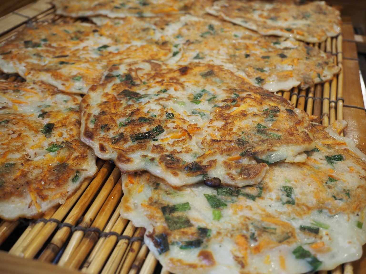 맛있는 한국식 전이 대나무 매트 위에 배열되어 있는 이미지