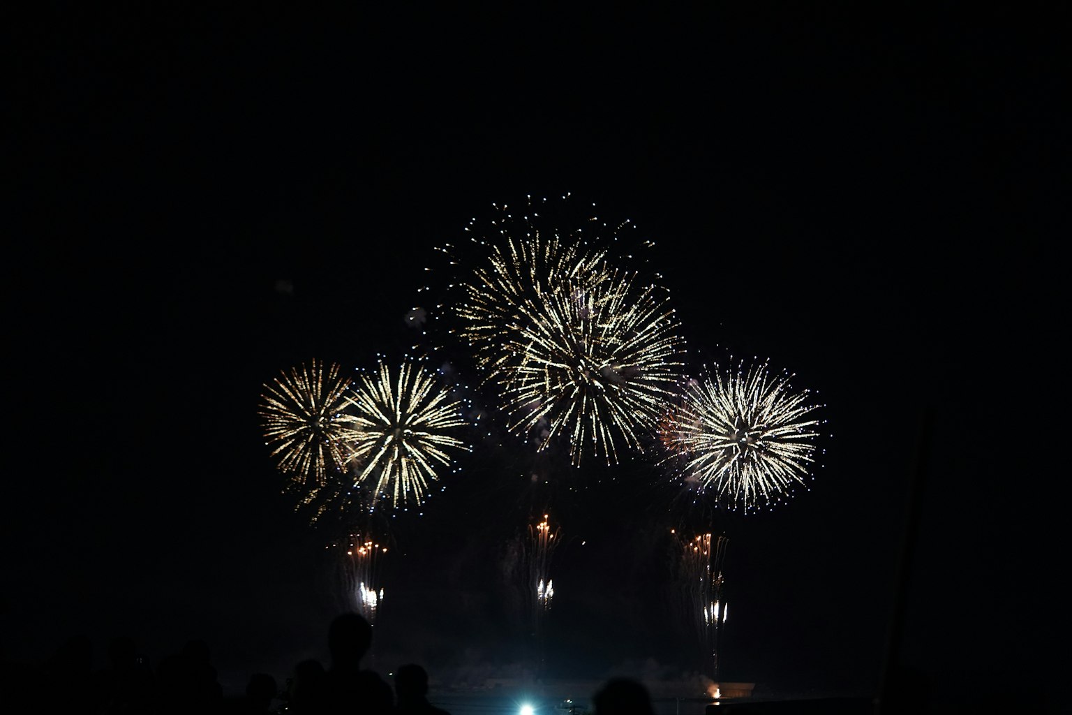 Farbige Feuerwerkshow am Nachthimmel