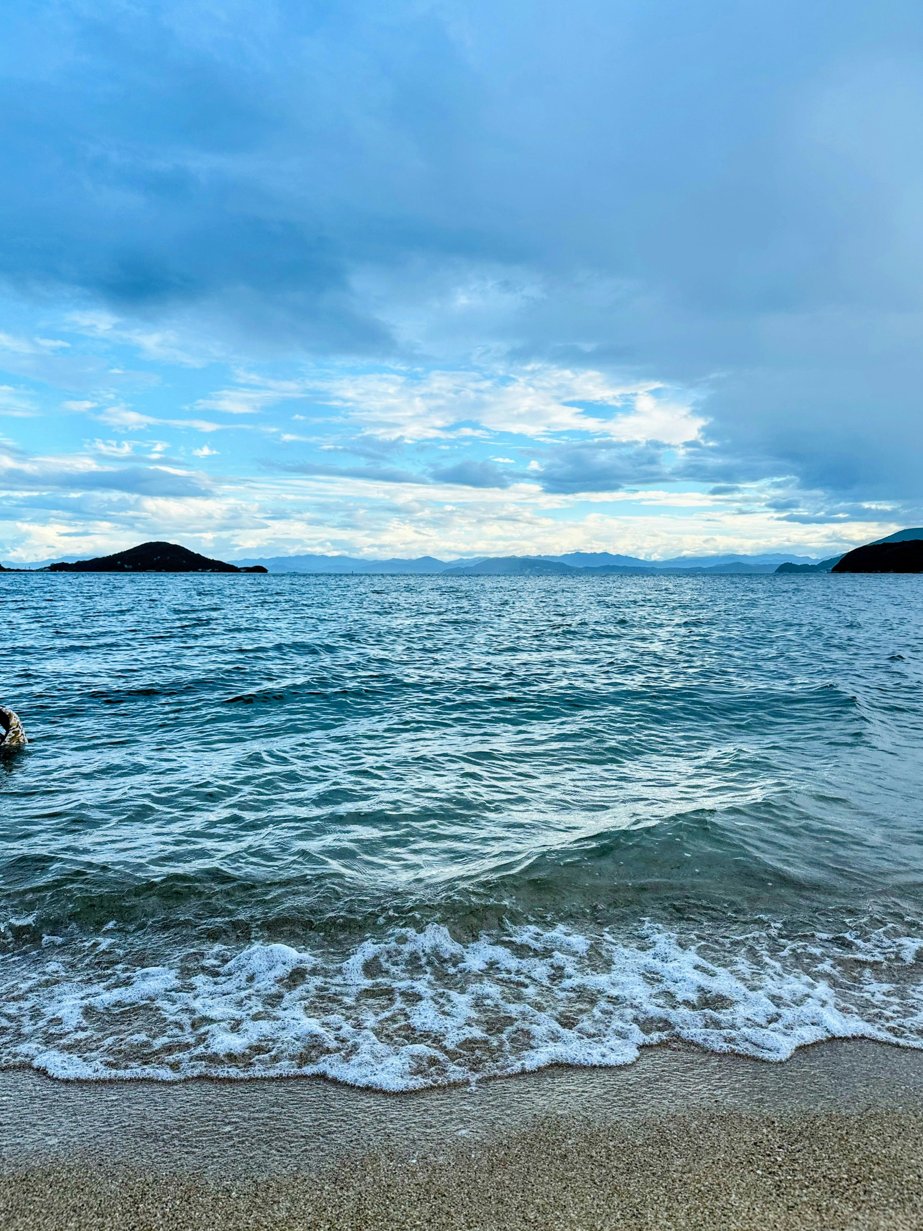 夕方の瀬戸内海の海面と波の音が感じられる小豆島の風景