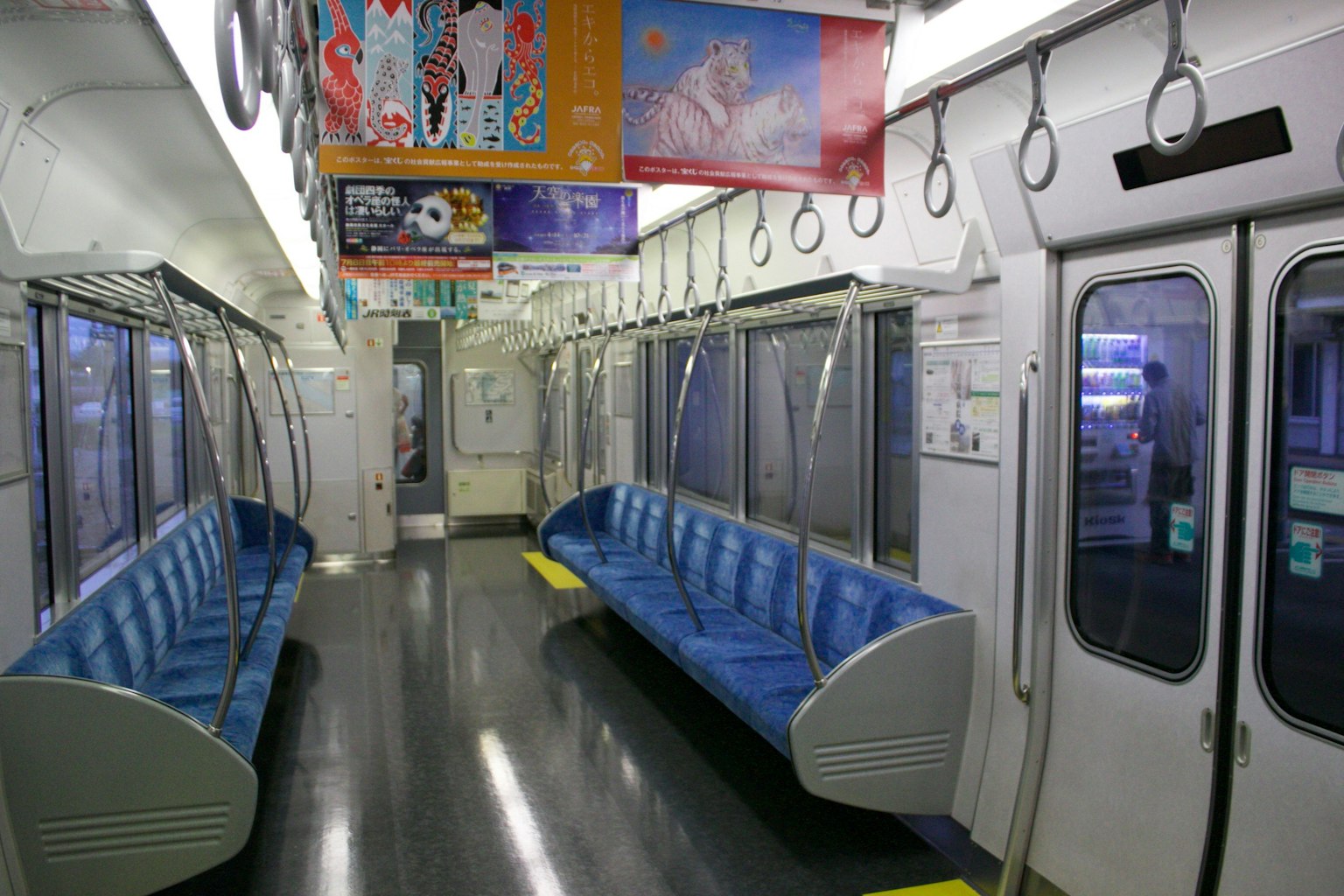 地鐵列車內部，藍色座位和空曠空間