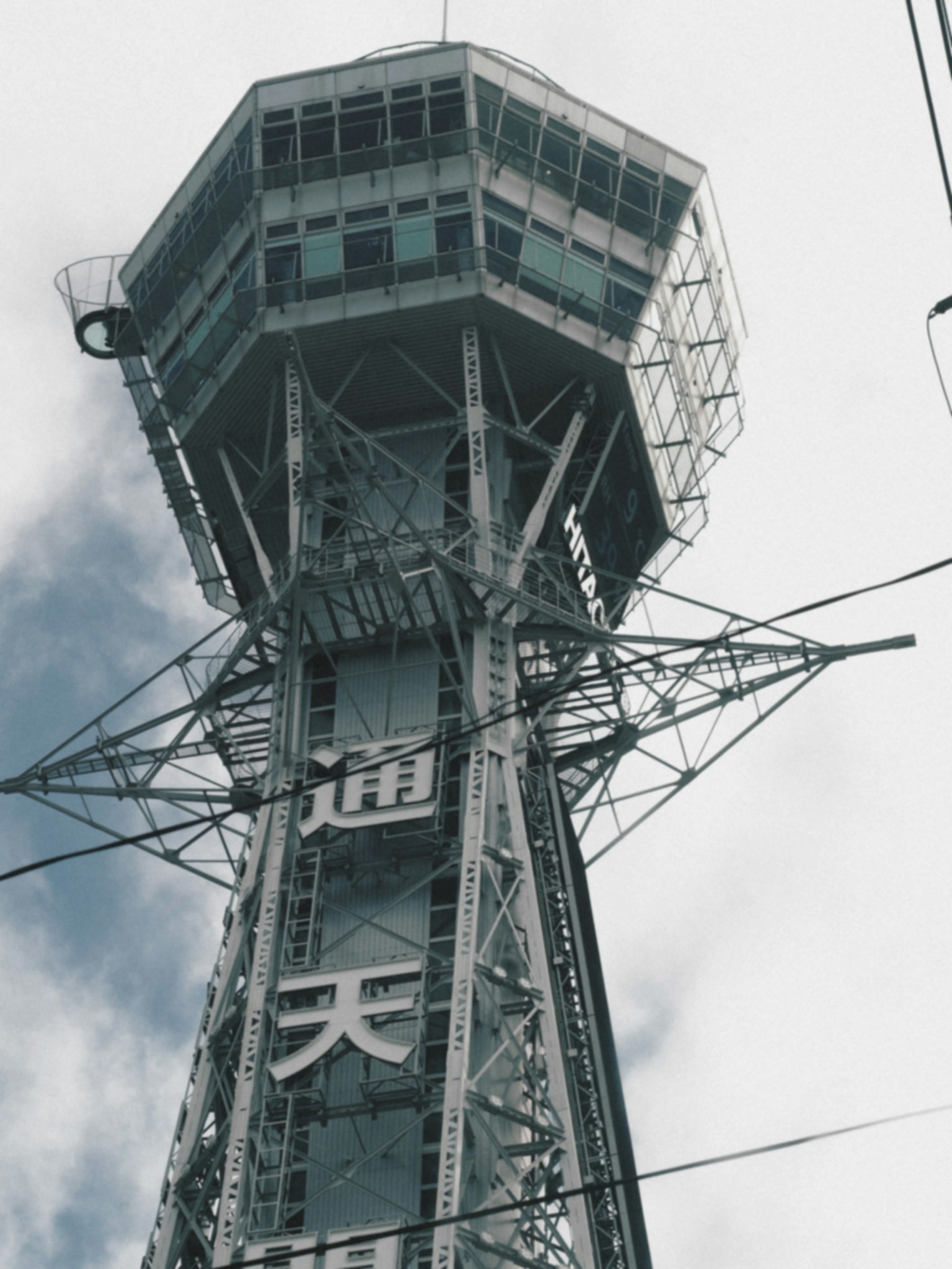 Vista ravvicinata della Torre Tsutenkaku che mostra la sua struttura moderna e il design
