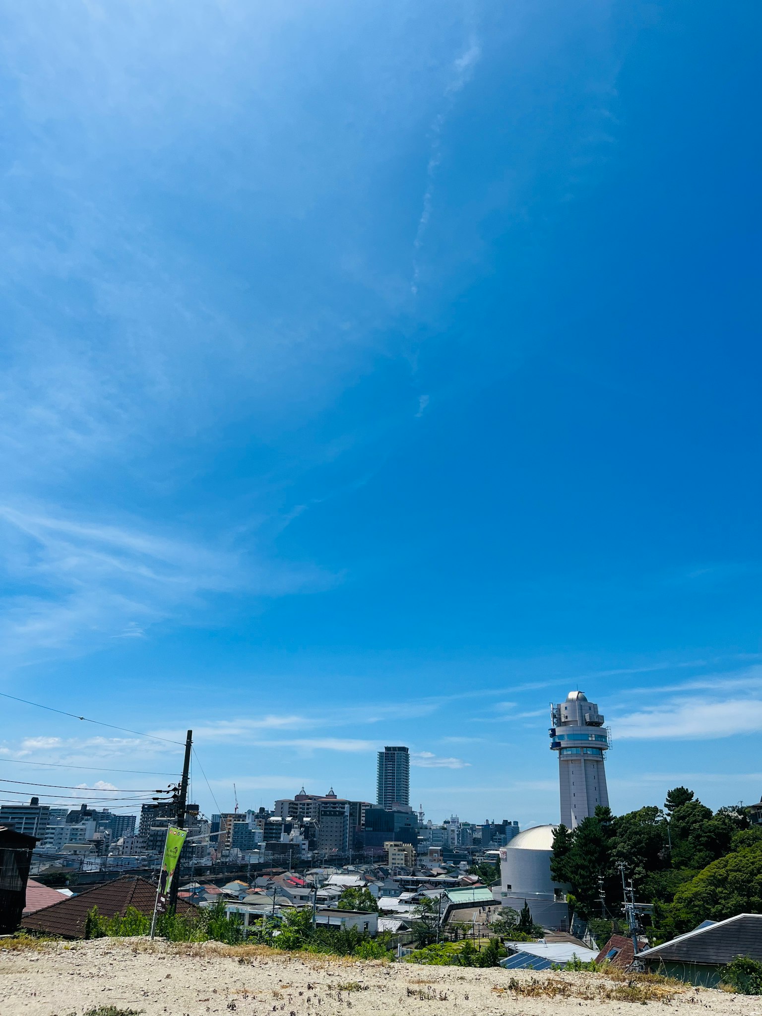 風景如畫的景觀，晴朗的藍天和建築物以及白色燈塔