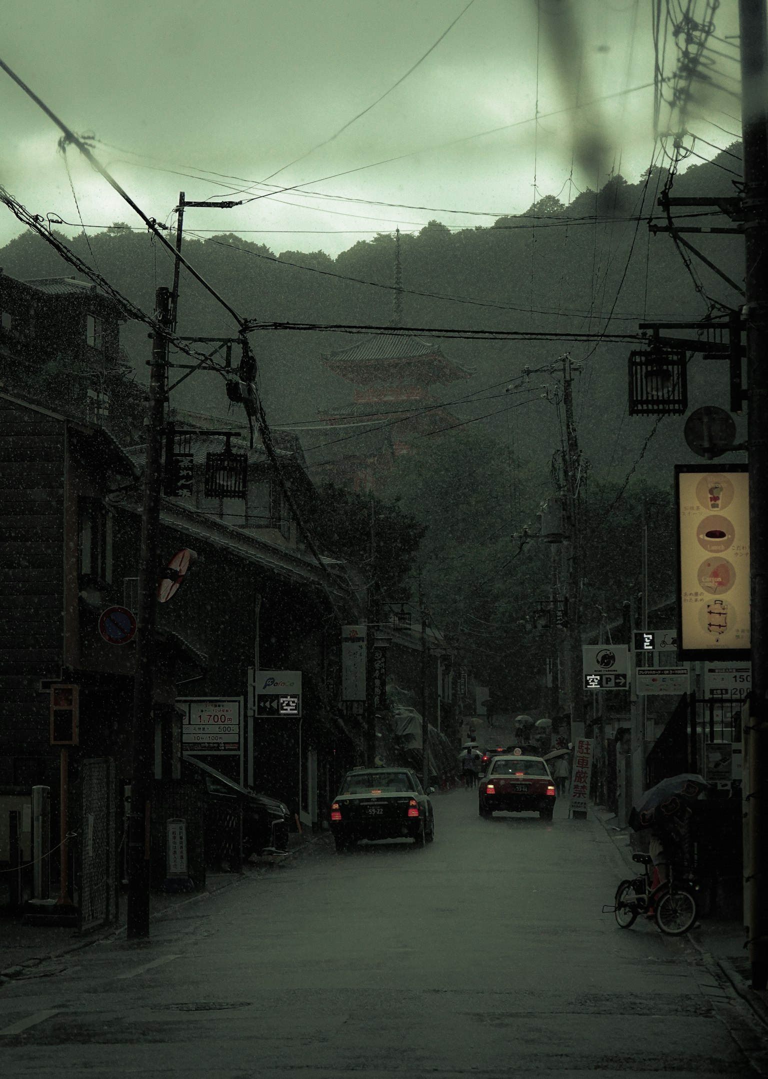 안개 낀 거리 풍경과 어두운 하늘 조용한 도로를 지나는 차들