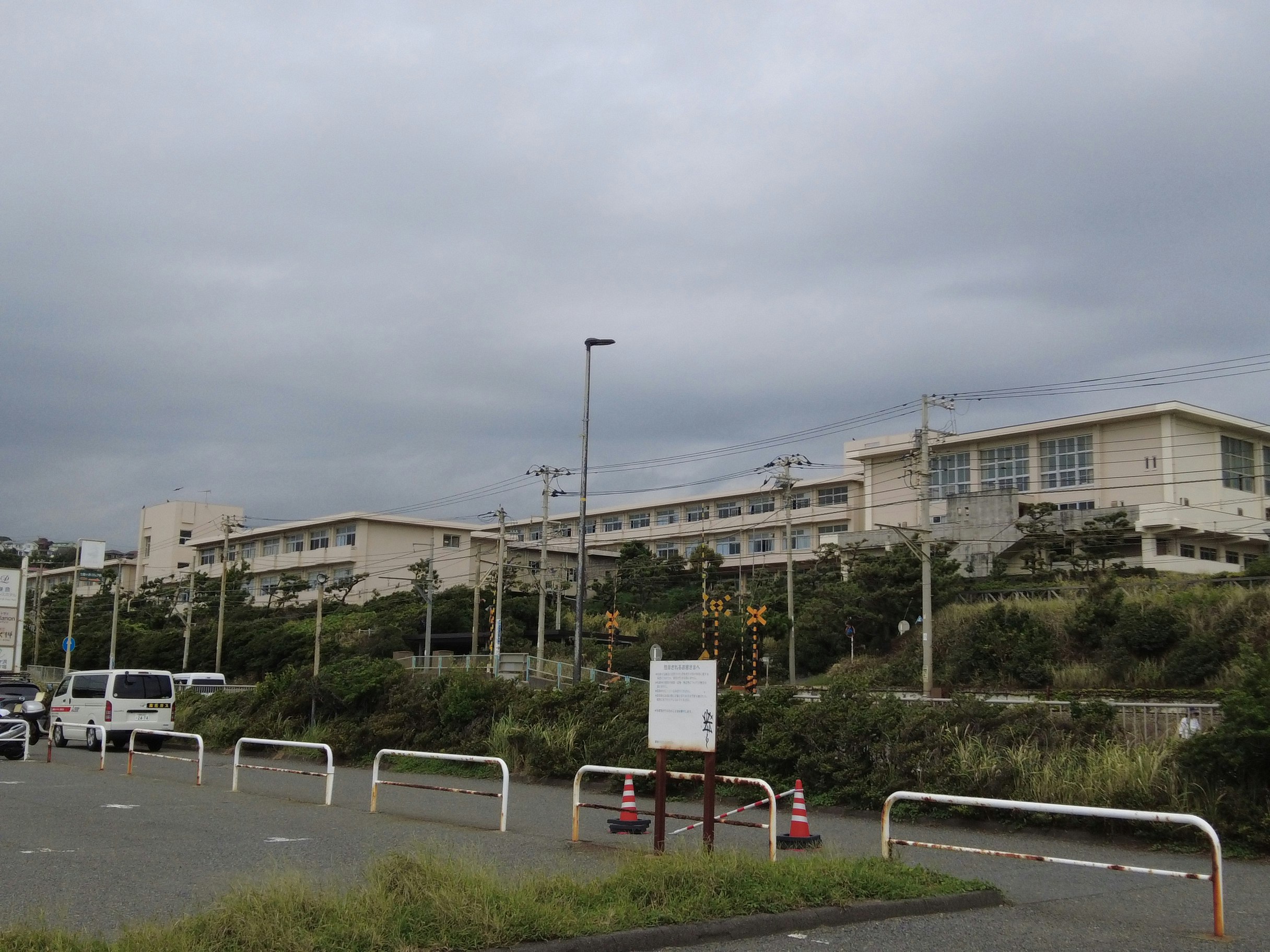 郊外の駐車場と低層の建物が並ぶ風景