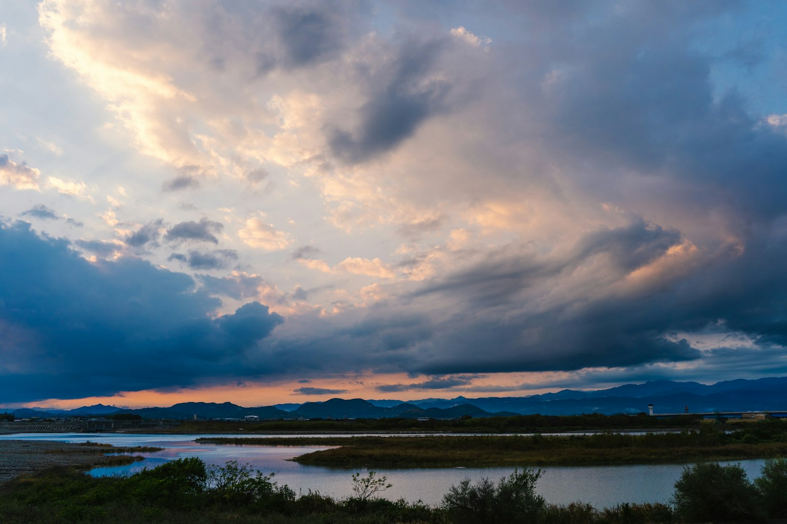 Langit matahari terbenam yang indah dengan lanskap sungai yang tenang