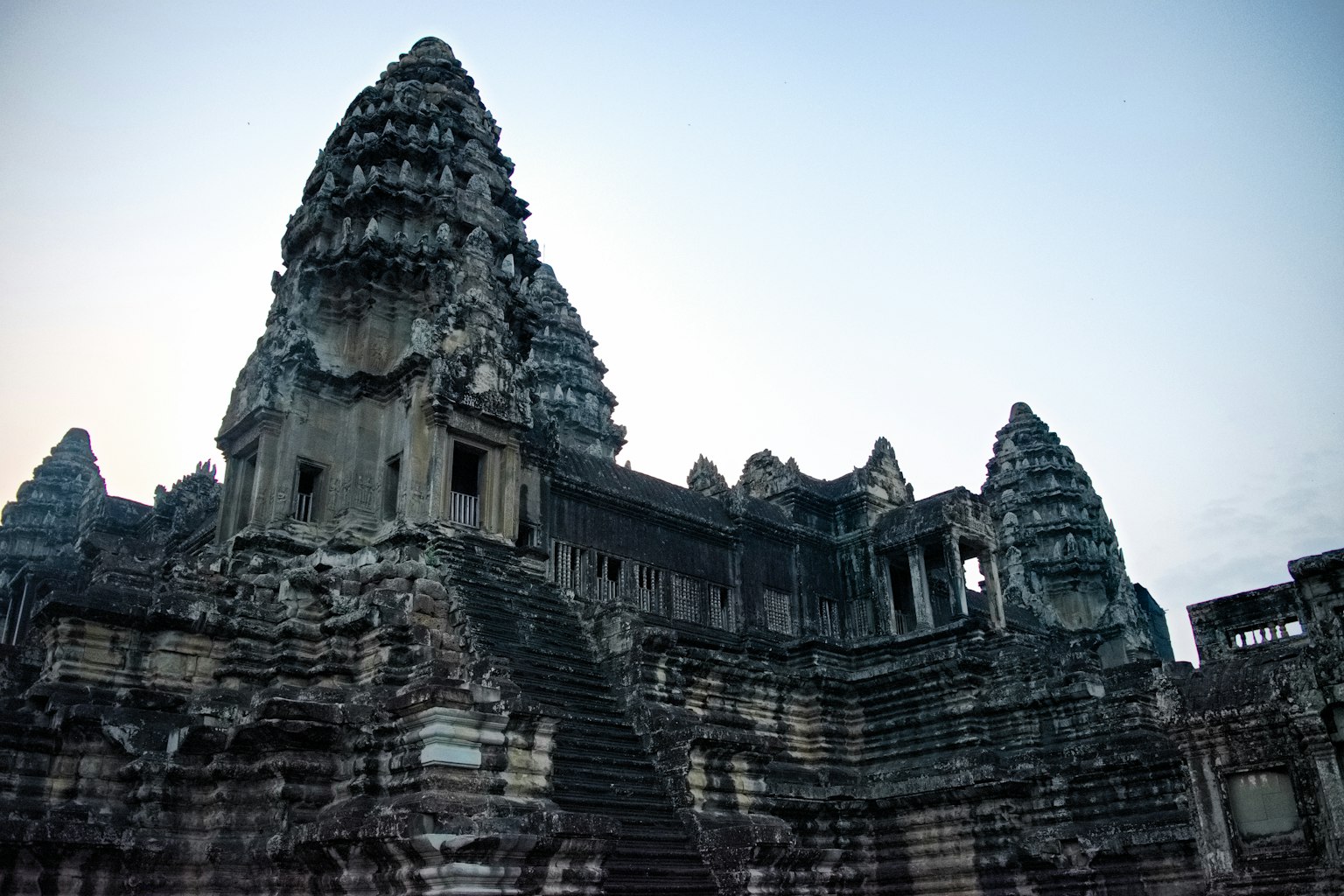吳哥窟寺廟遺址的廢墟與黃昏天空背景下的高聳石結構