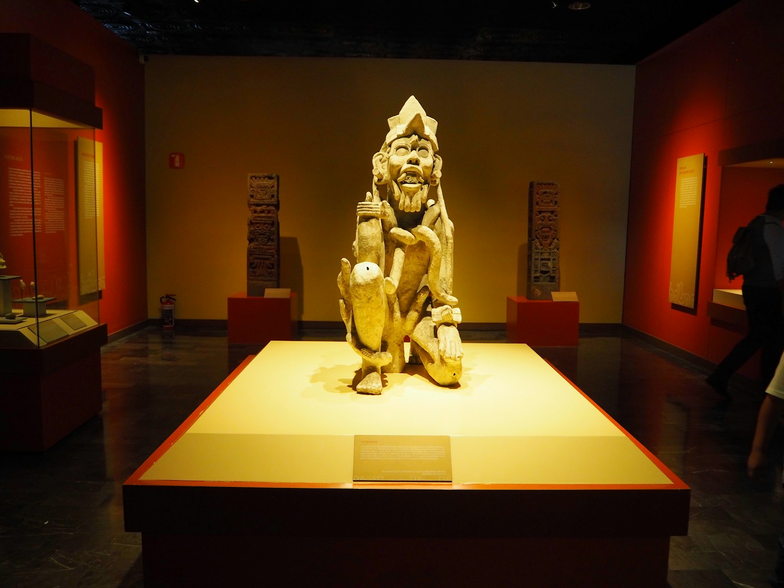 Patung yang dipajang di museum dengan latar belakang yang cerah