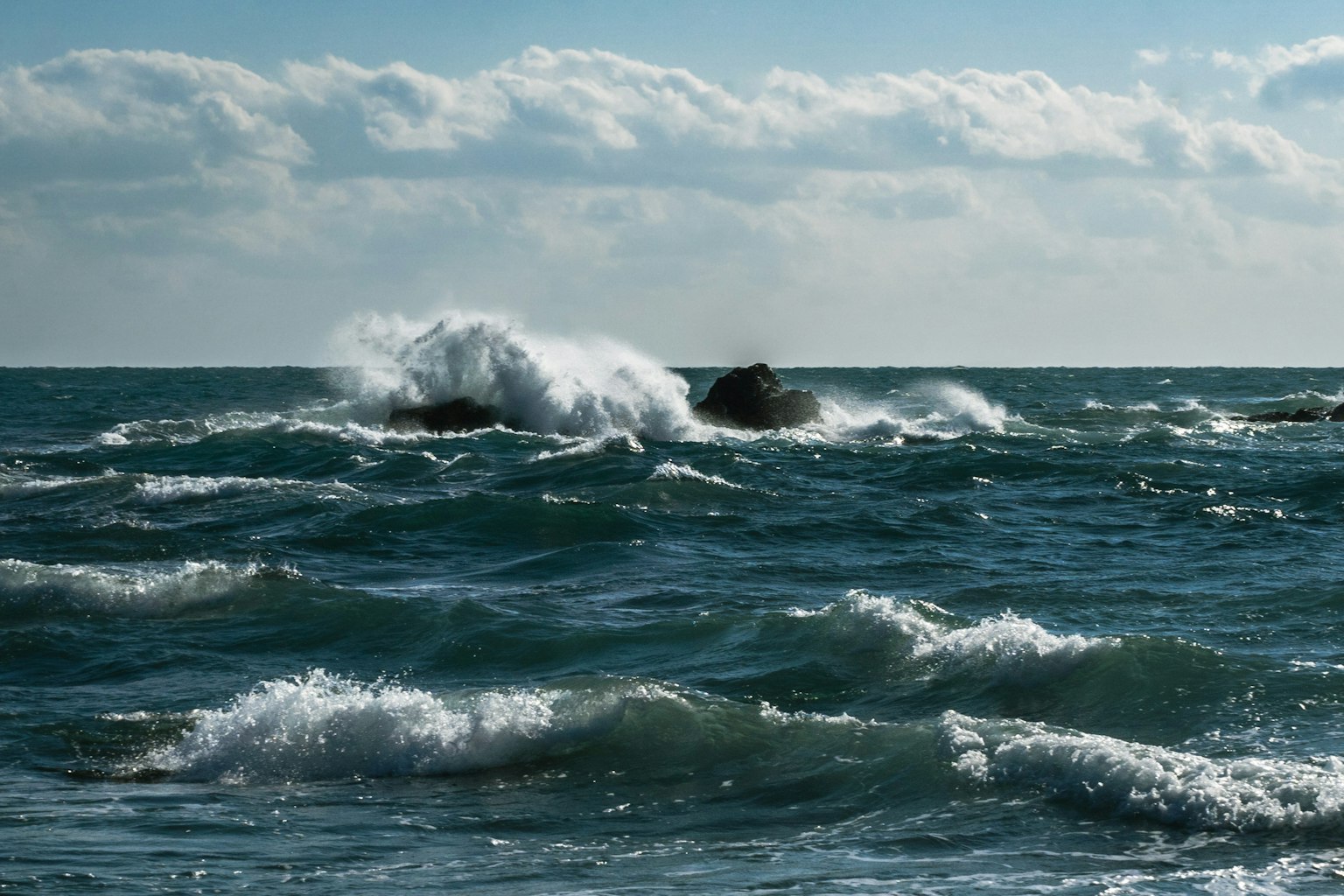Vagues se brisant sur l'océan sous un ciel bleu